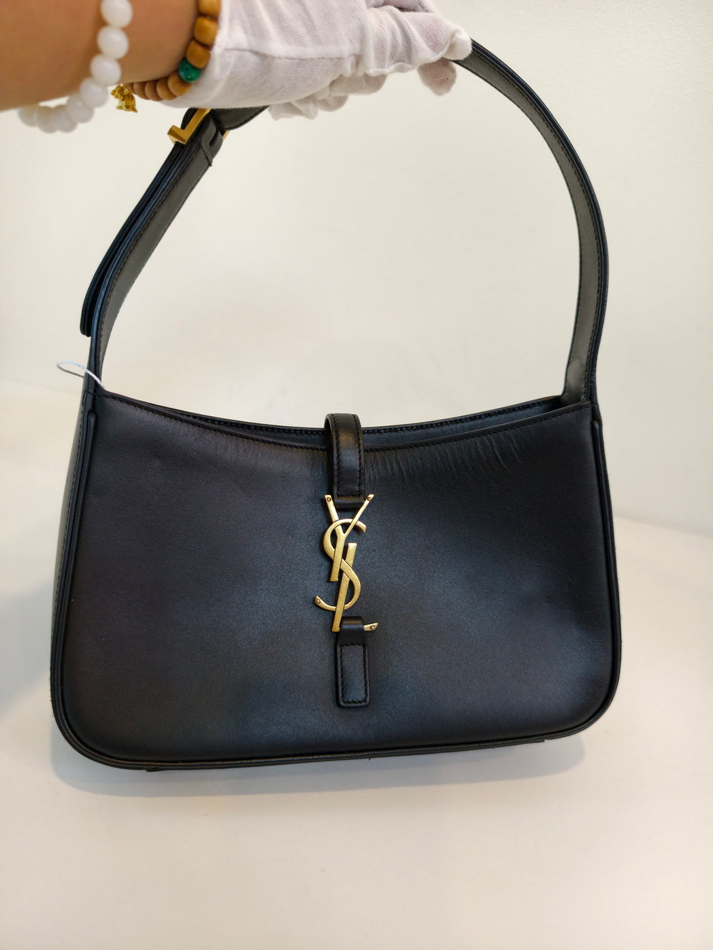 Saint laurent LE 5 À 7 baby soft grain leather handbag Leather Black Shoulder Bag