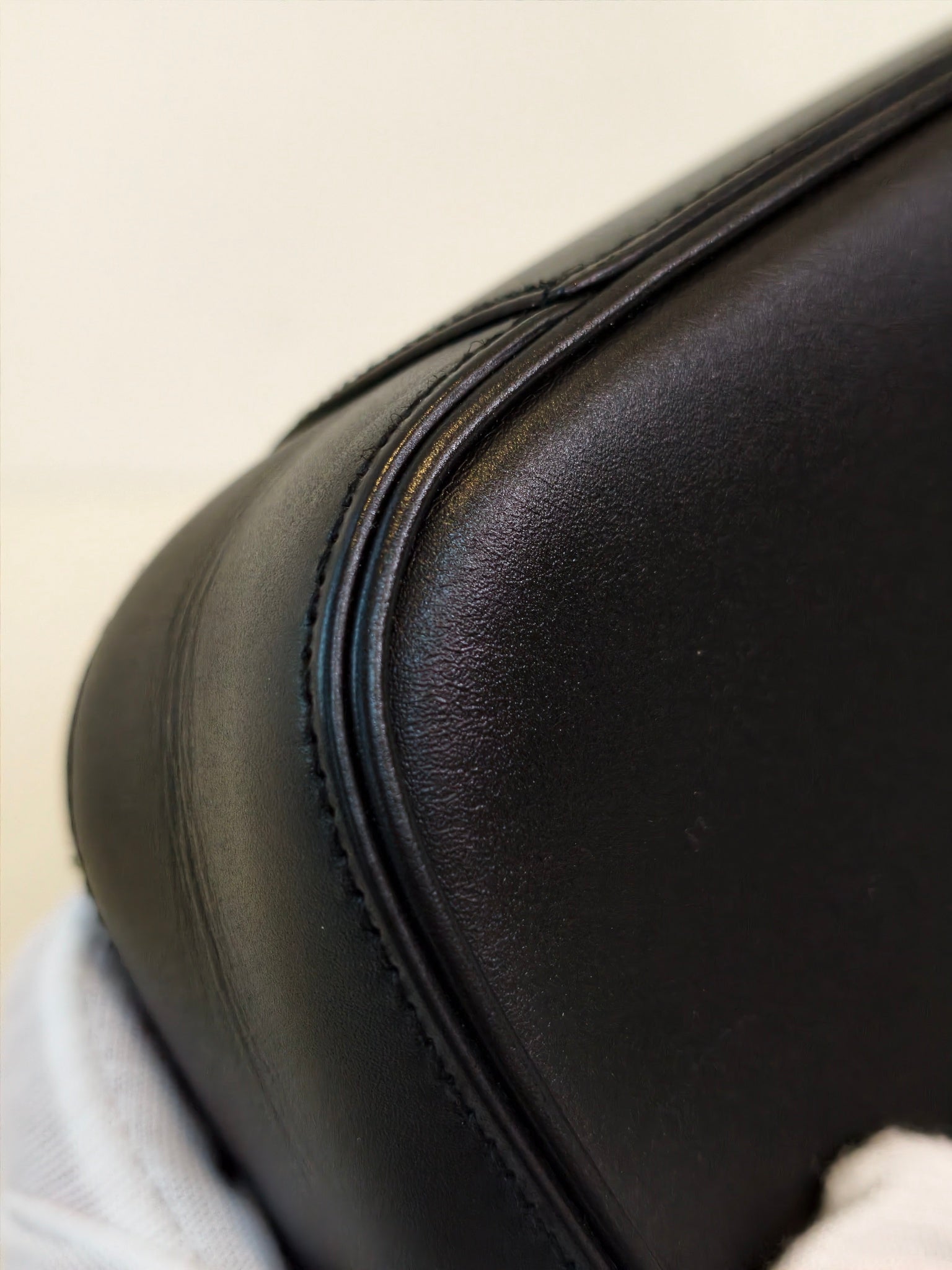 Saint laurent LE 5 À 7 baby soft grain leather handbag Leather Black Shoulder Bag