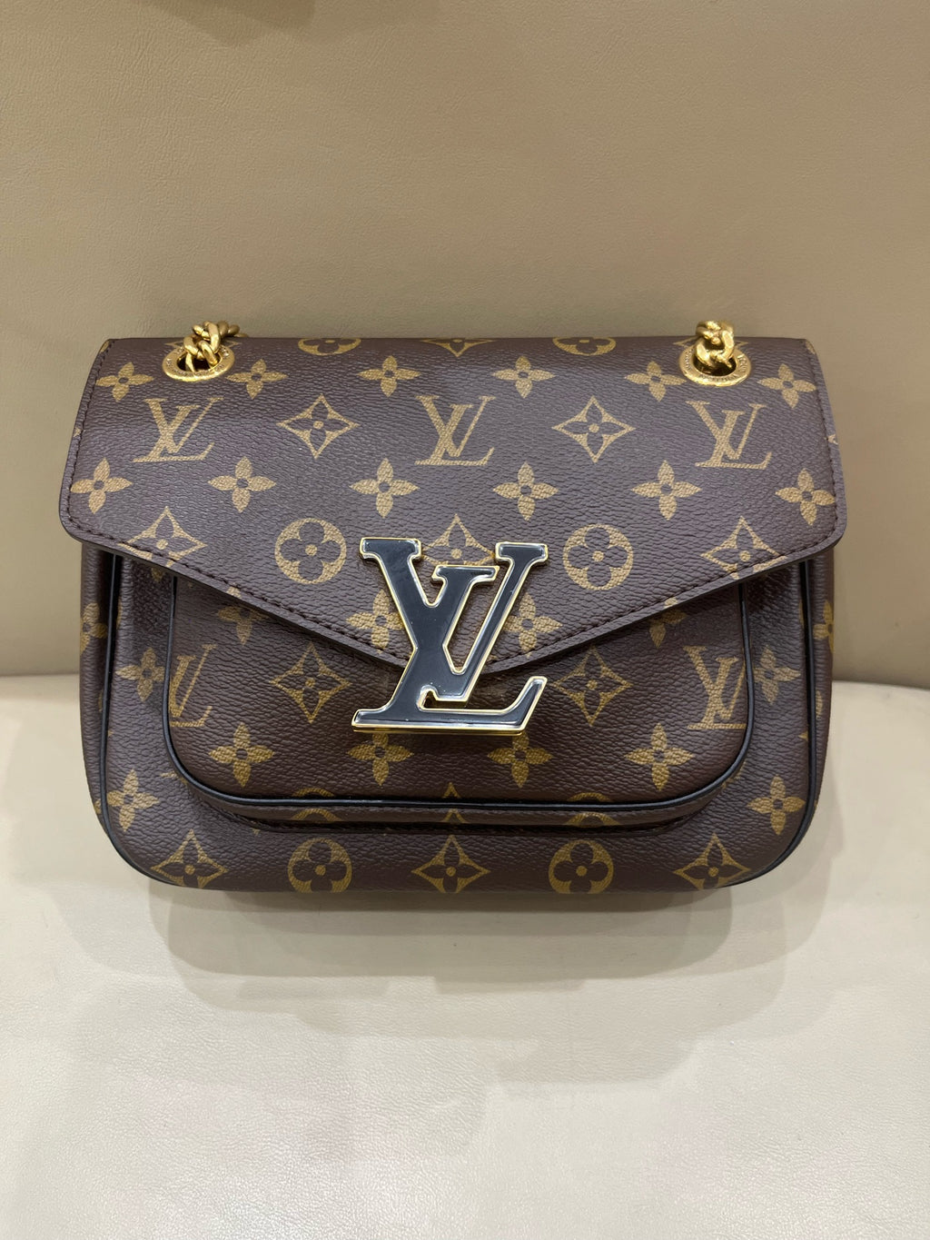 Louis Vuitton Passy Crossbody 23 x 17 x 9 M45592