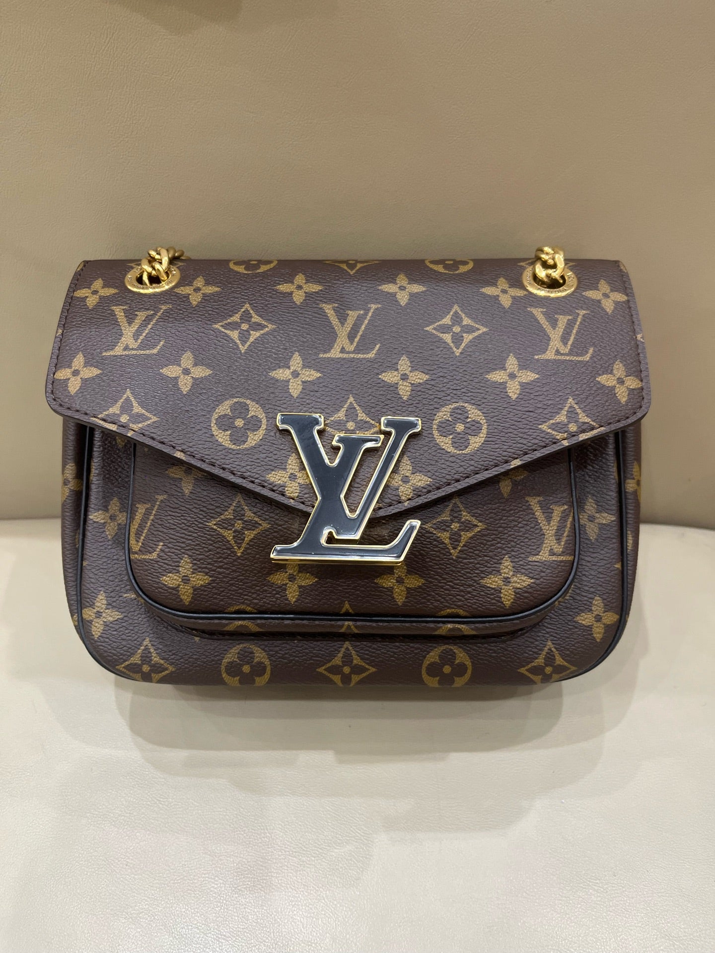 Louis Vuitton Passy Crossbody 23 x 17 x 9 M45592