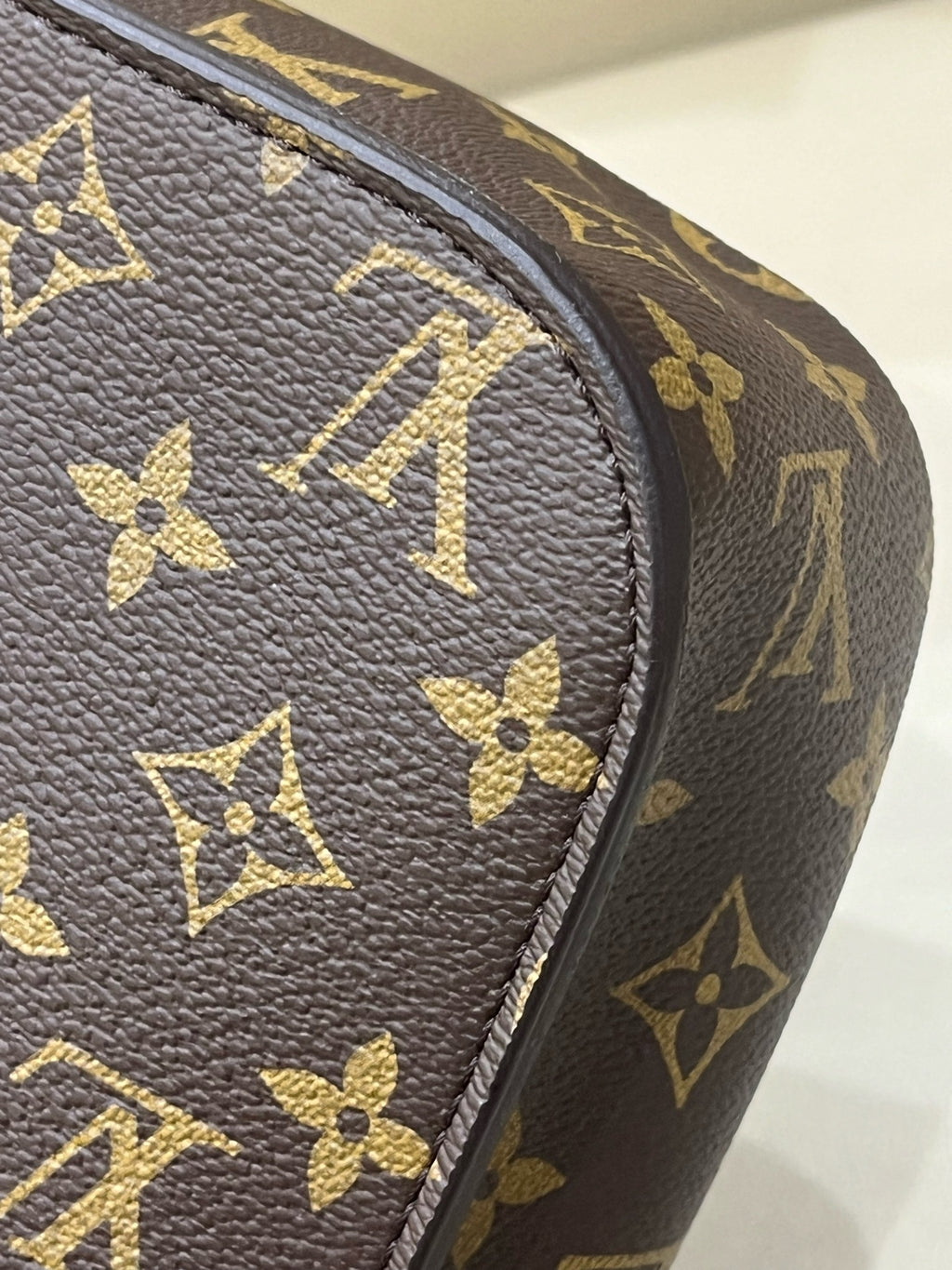 Louis Vuitton Passy Crossbody 23 x 17 x 9 M45592