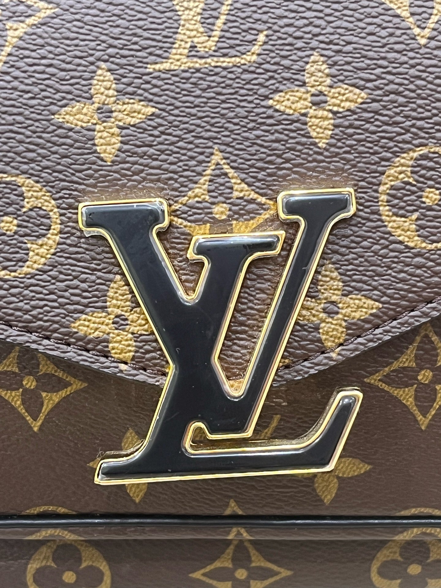 Louis Vuitton Passy Crossbody 23 x 17 x 9 M45592