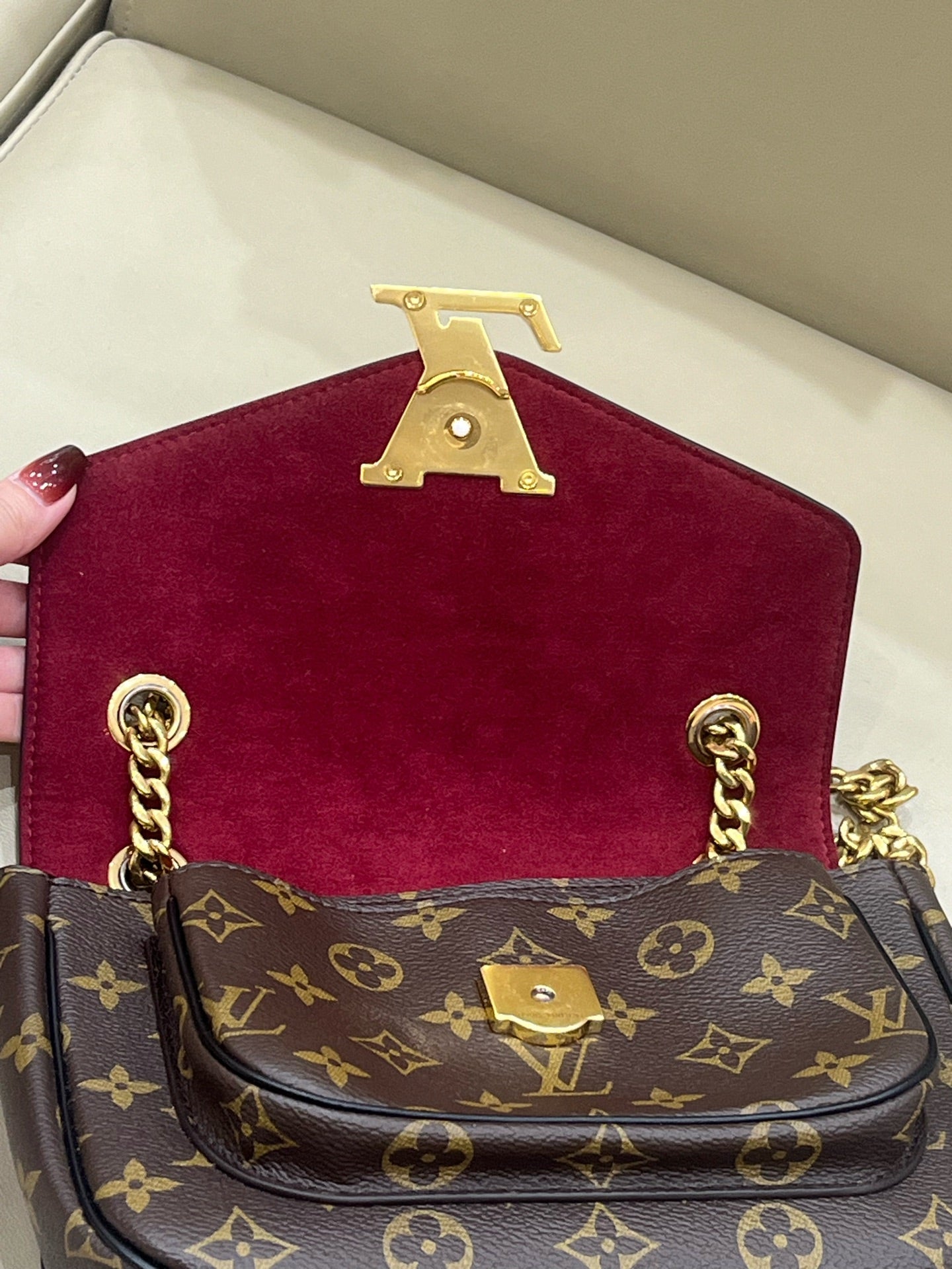 Louis Vuitton Passy Crossbody 23 x 17 x 9 M45592