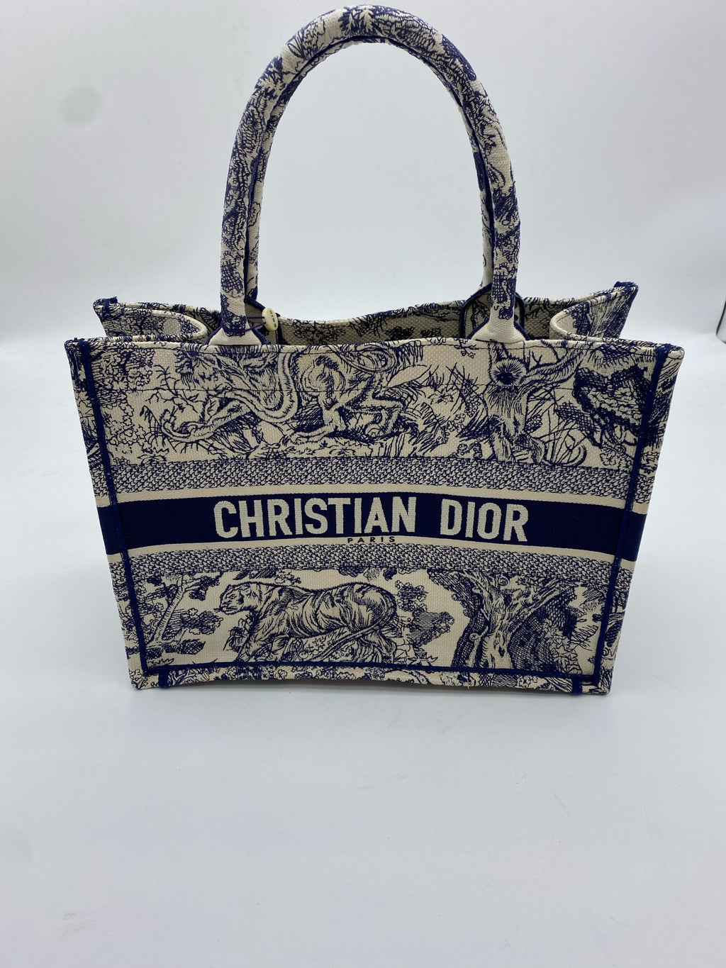 Dior Book Tote Blue Dimensions: 26.5 x 21 x 14 cm (length x height x width); length from handle top to bag top: 12 cm M1265ZRGO_M35I
