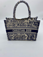 Dior Book Tote Blue Dimensions: 26.5 x 21 x 14 cm (length x height x width); length from handle top to bag top: 12 cm M1265ZRGO_M35I