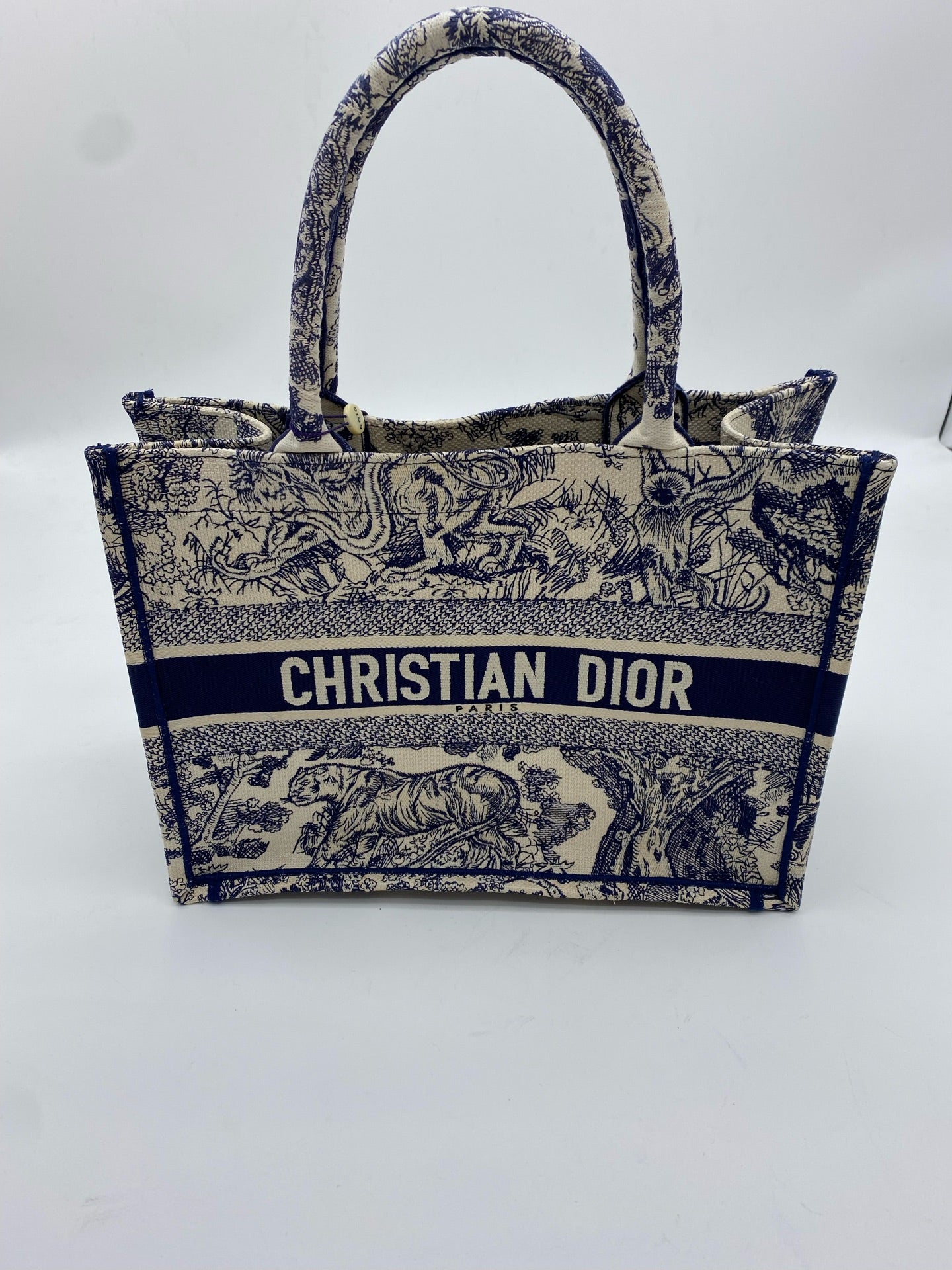 Dior Book Tote Blue Dimensions: 26.5 x 21 x 14 cm (length x height x width); length from handle top to bag top: 12 cm M1265ZRGO_M35I