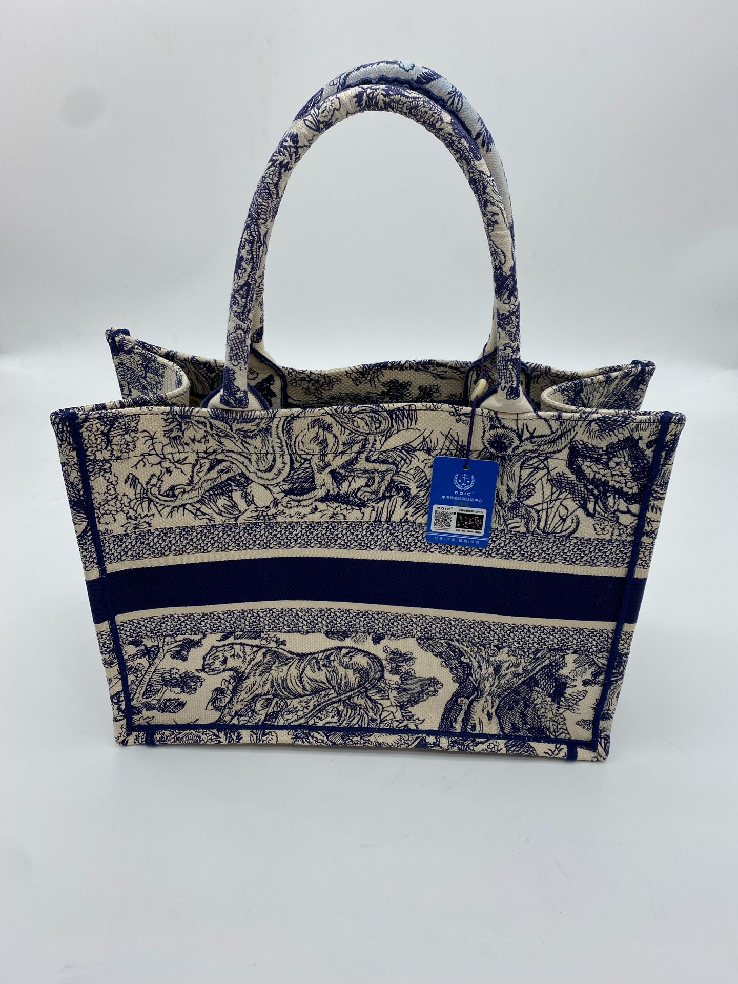 Dior Book Tote Blue Dimensions: 26.5 x 21 x 14 cm (length x height x width); length from handle top to bag top: 12 cm M1265ZRGO_M35I