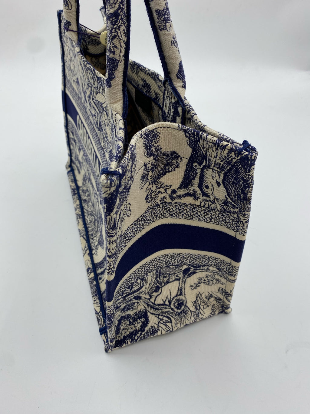 Dior Book Tote Blue Dimensions: 26.5 x 21 x 14 cm (length x height x width); length from handle top to bag top: 12 cm M1265ZRGO_M35I