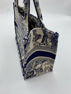 Dior Book Tote Blue Dimensions: 26.5 x 21 x 14 cm (length x height x width); length from handle top to bag top: 12 cm M1265ZRGO_M35I