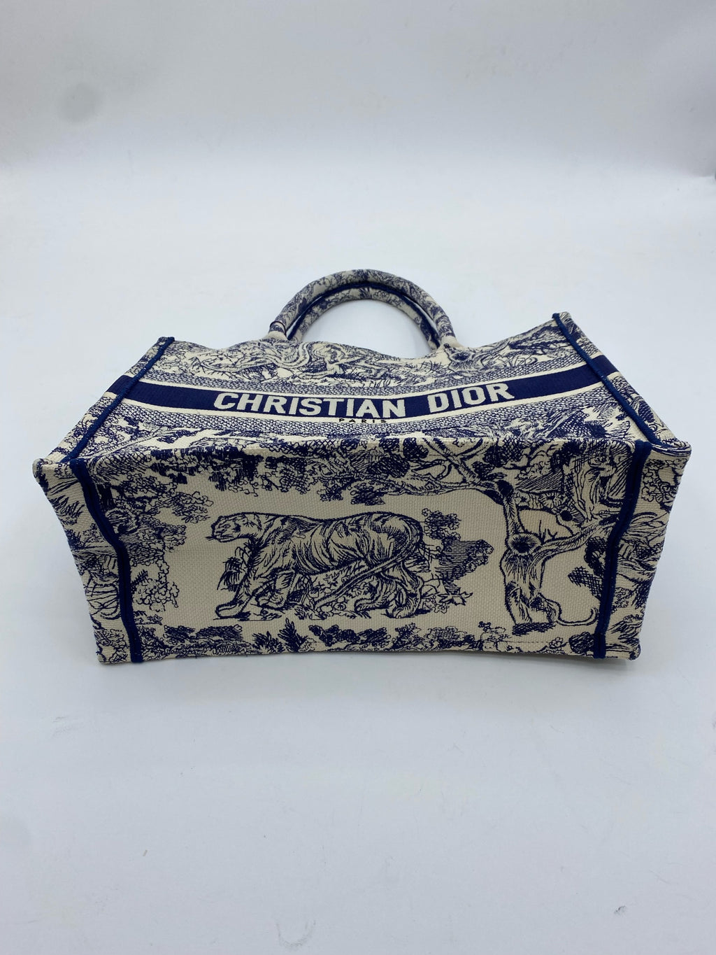 Dior Book Tote Blue Dimensions: 26.5 x 21 x 14 cm (length x height x width); length from handle top to bag top: 12 cm M1265ZRGO_M35I