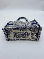 Dior Book Tote Blue Dimensions: 26.5 x 21 x 14 cm (length x height x width); length from handle top to bag top: 12 cm M1265ZRGO_M35I