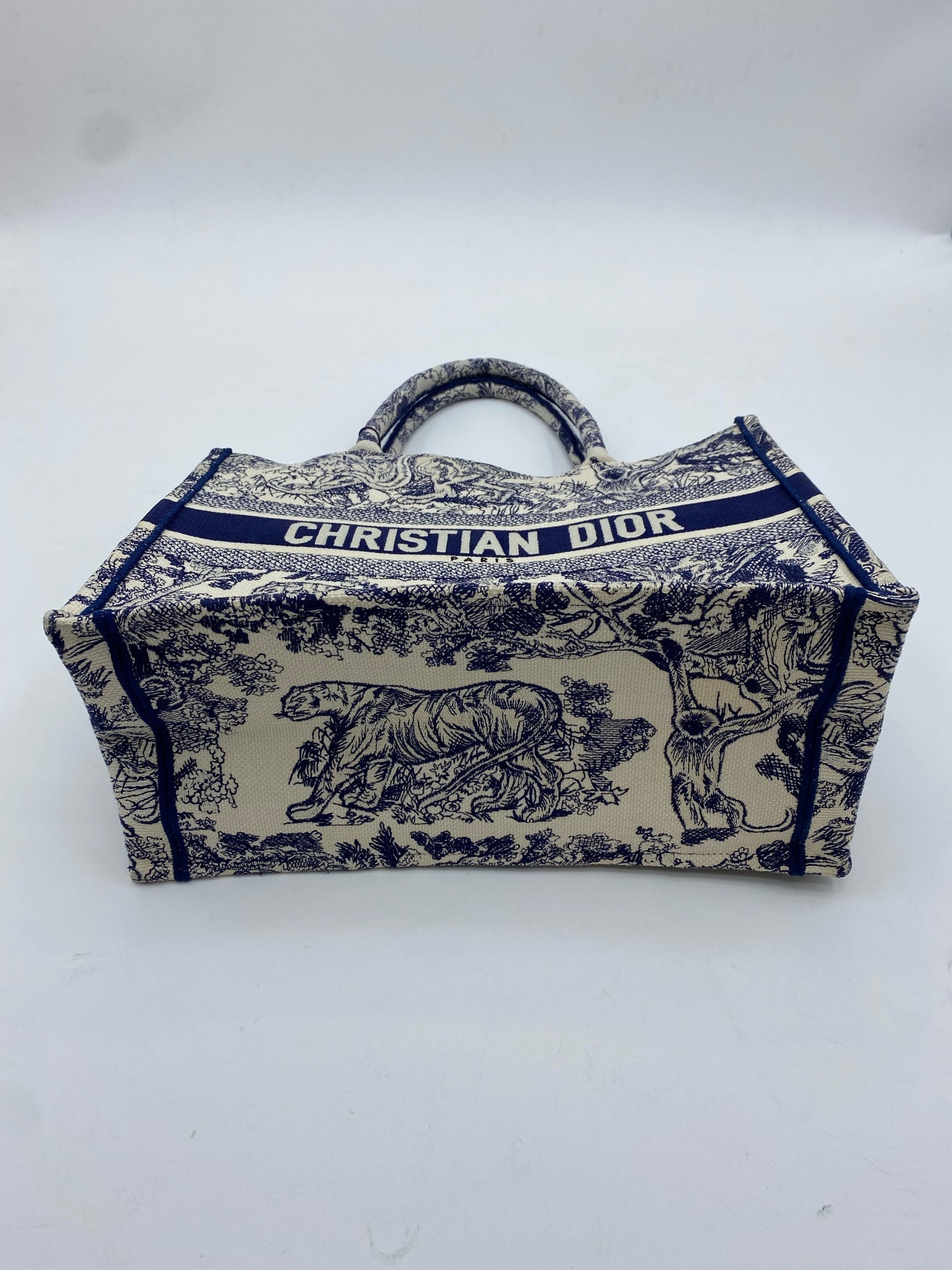 Dior Book Tote Blue Dimensions: 26.5 x 21 x 14 cm (length x height x width); length from handle top to bag top: 12 cm M1265ZRGO_M35I
