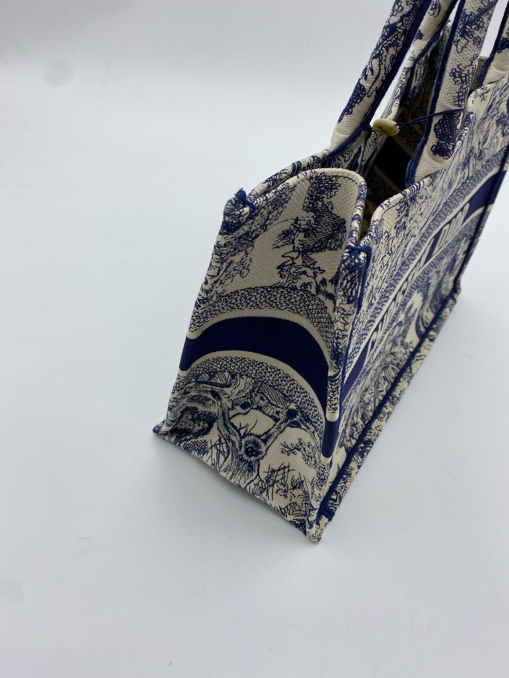 Dior Book Tote Blue Dimensions: 26.5 x 21 x 14 cm (length x height x width); length from handle top to bag top: 12 cm M1265ZRGO_M35I