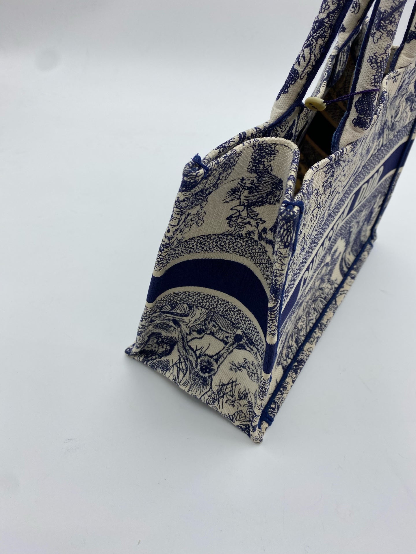 Dior Book Tote Blue Dimensions: 26.5 x 21 x 14 cm (length x height x width); length from handle top to bag top: 12 cm M1265ZRGO_M35I