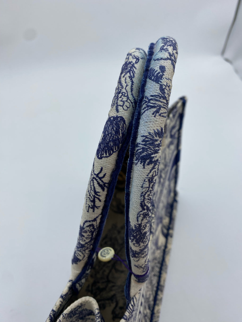 Dior Book Tote Blue Dimensions: 26.5 x 21 x 14 cm (length x height x width); length from handle top to bag top: 12 cm M1265ZRGO_M35I