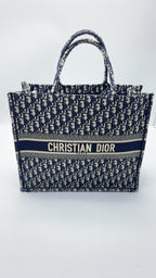 Dior Book Tote White Dimensions: 42 x 35 x 18.5 cm (length x height x width); length from handle top to bag top: 16 cm M1286ZRIW_M828