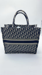 Dior Book Tote White Dimensions: 42 x 35 x 18.5 cm (length x height x width); length from handle top to bag top: 16 cm M1286ZRIW_M828