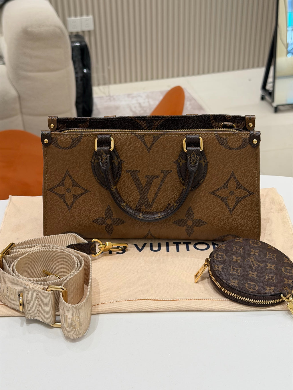 Louis Vuitton Onthego 25 x 13 x 10 M46653