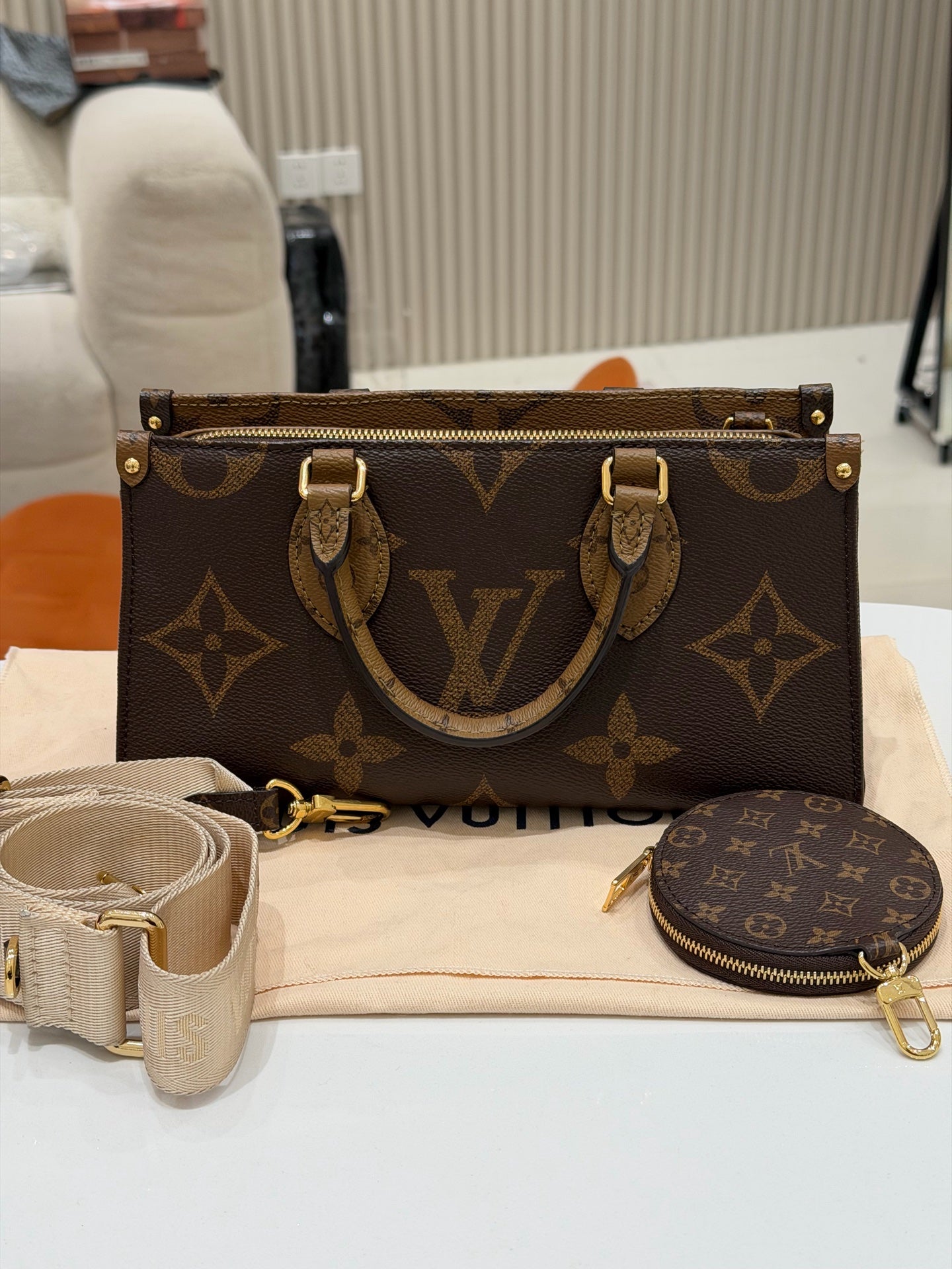 Louis Vuitton Onthego 25 x 13 x 10 M46653