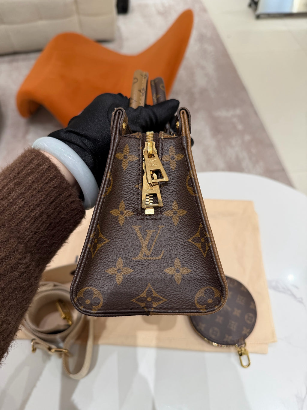 Louis Vuitton Onthego 25 x 13 x 10 M46653