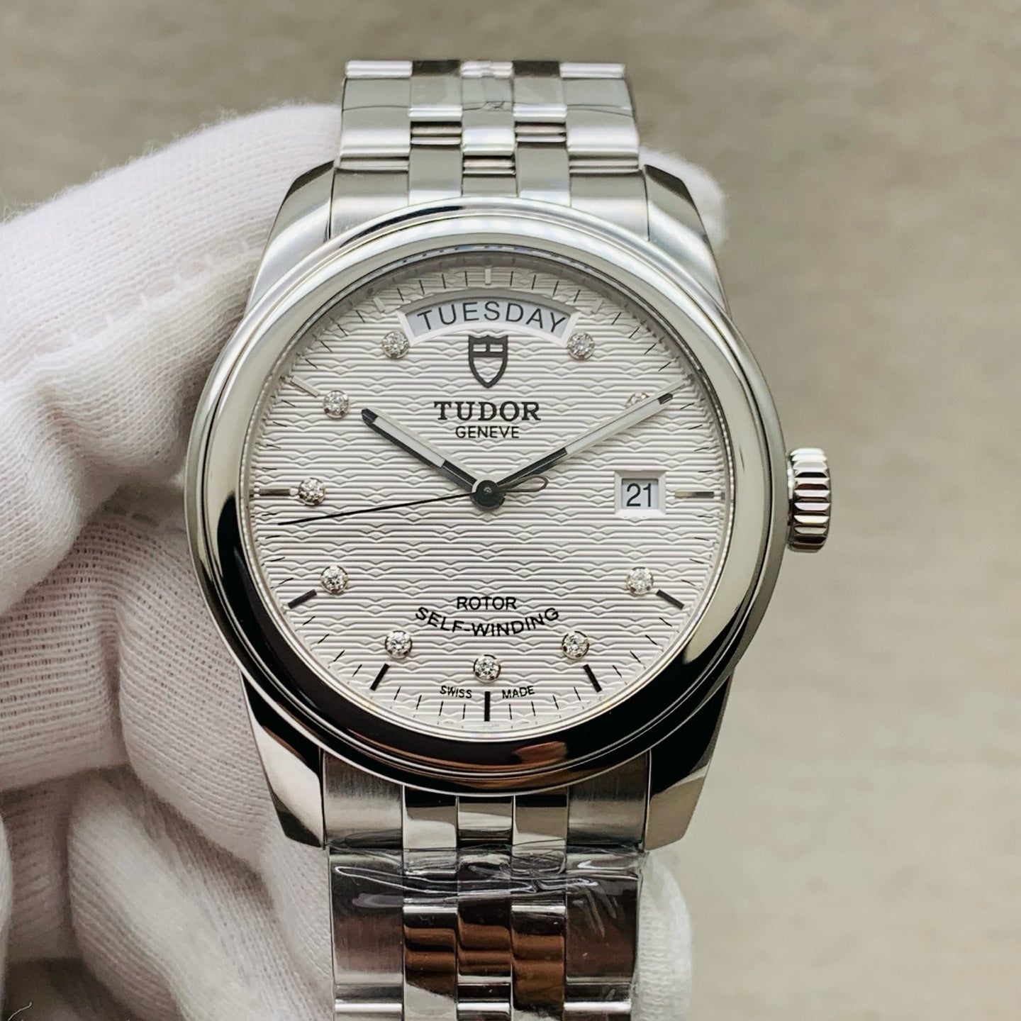 Tudor Junjue Sunday Calendar Model Silver Automatic (self-winding) watch 39 millimeters M56000-0004