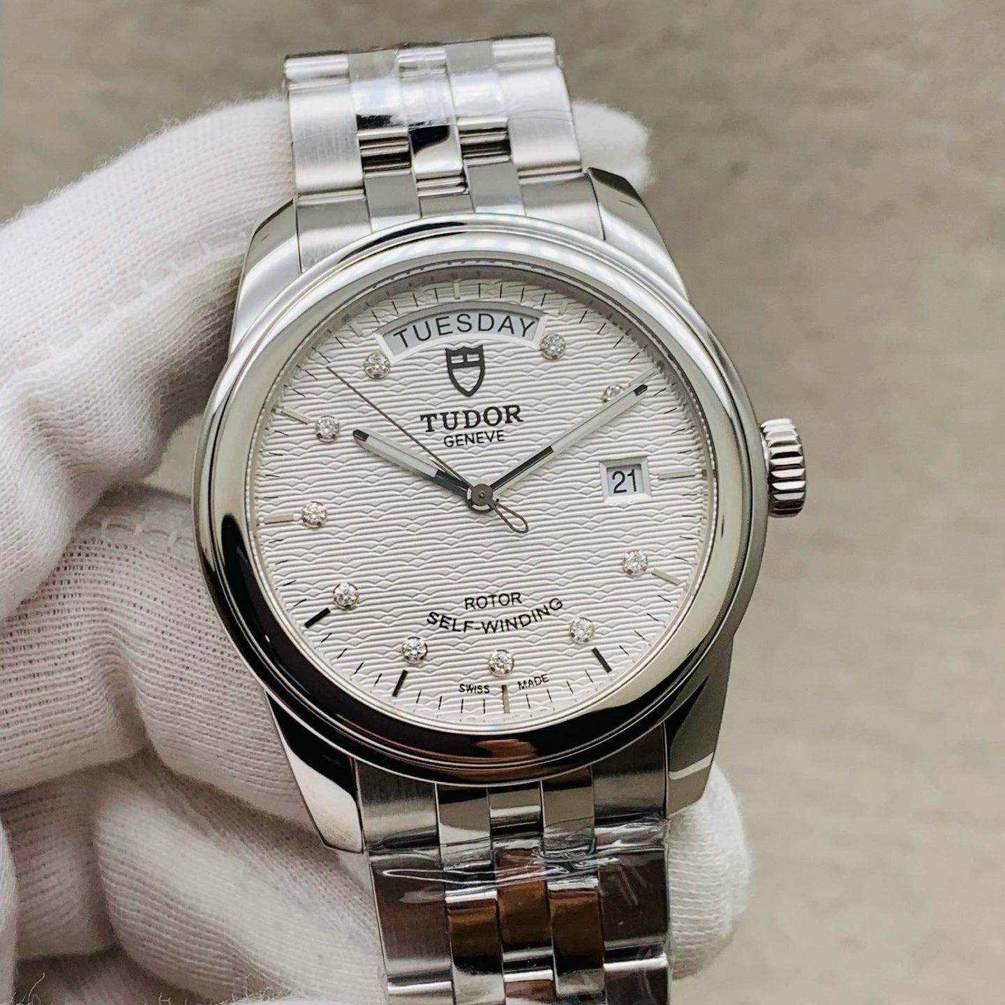 Tudor Junjue Sunday Calendar Model Silver Automatic (self-winding) watch 39 millimeters M56000-0004