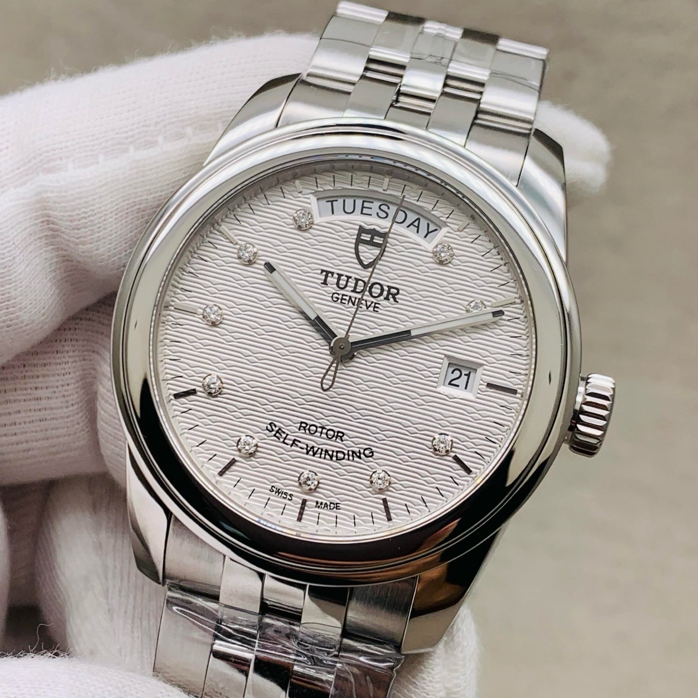 Tudor Junjue Sunday Calendar Model Silver Automatic (self-winding) watch 39 millimeters M56000-0004