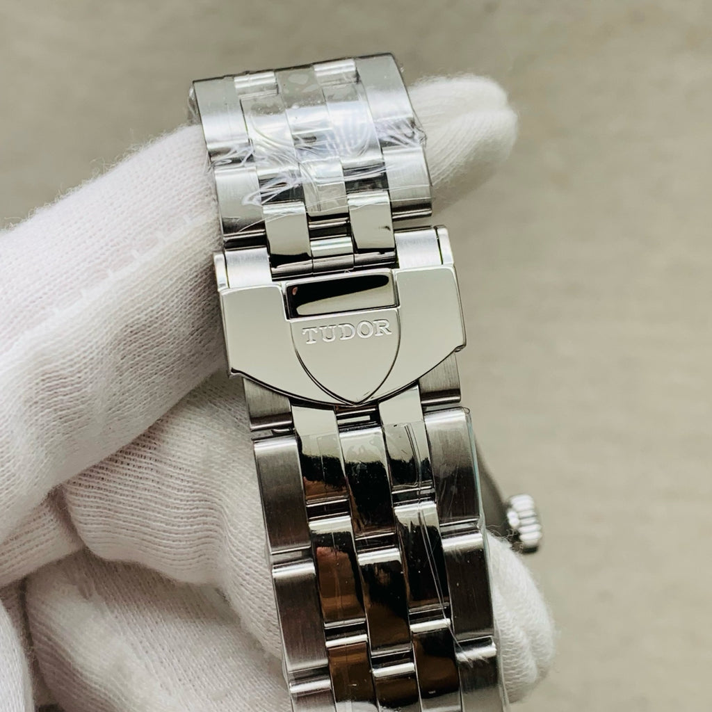 Tudor Junjue Sunday Calendar Model Silver Automatic (self-winding) watch 39 millimeters M56000-0004