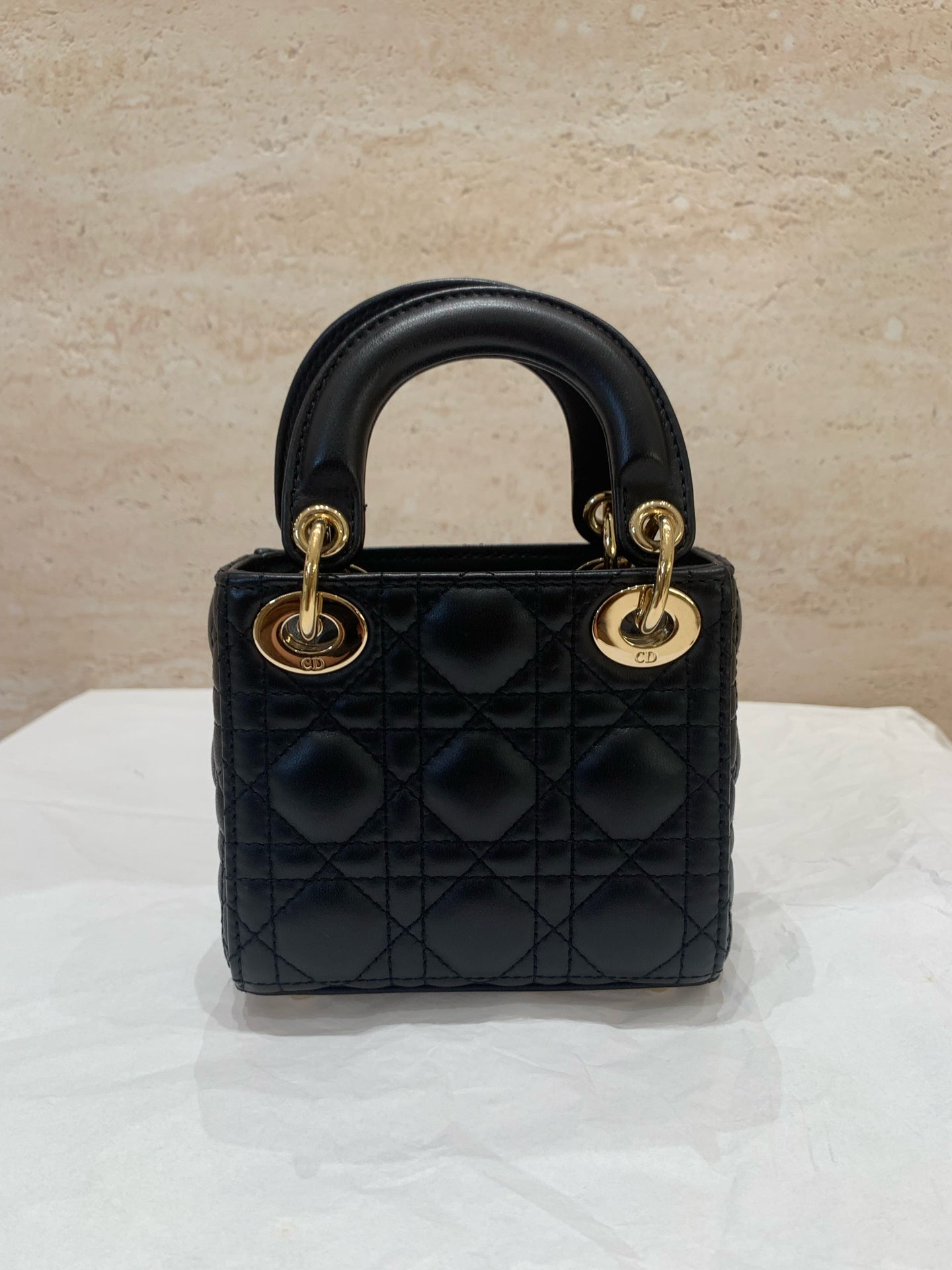 Dior Dimensions: 12 x 10.2 x 5 cm (length x height x width); shoulder strap length: 90–105 cm; length from the top of the shoulder strap to the top of the bag: 45–51 cm. S0856ONGE_M900