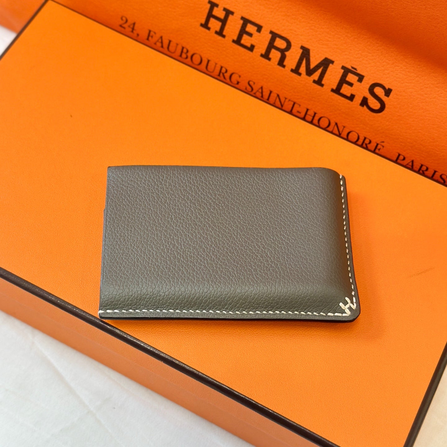 Hermes H Sellier two-tone cardholder 10.5 cm long x 7.4 cm wide x 1.8 cm thick H084770CAAB