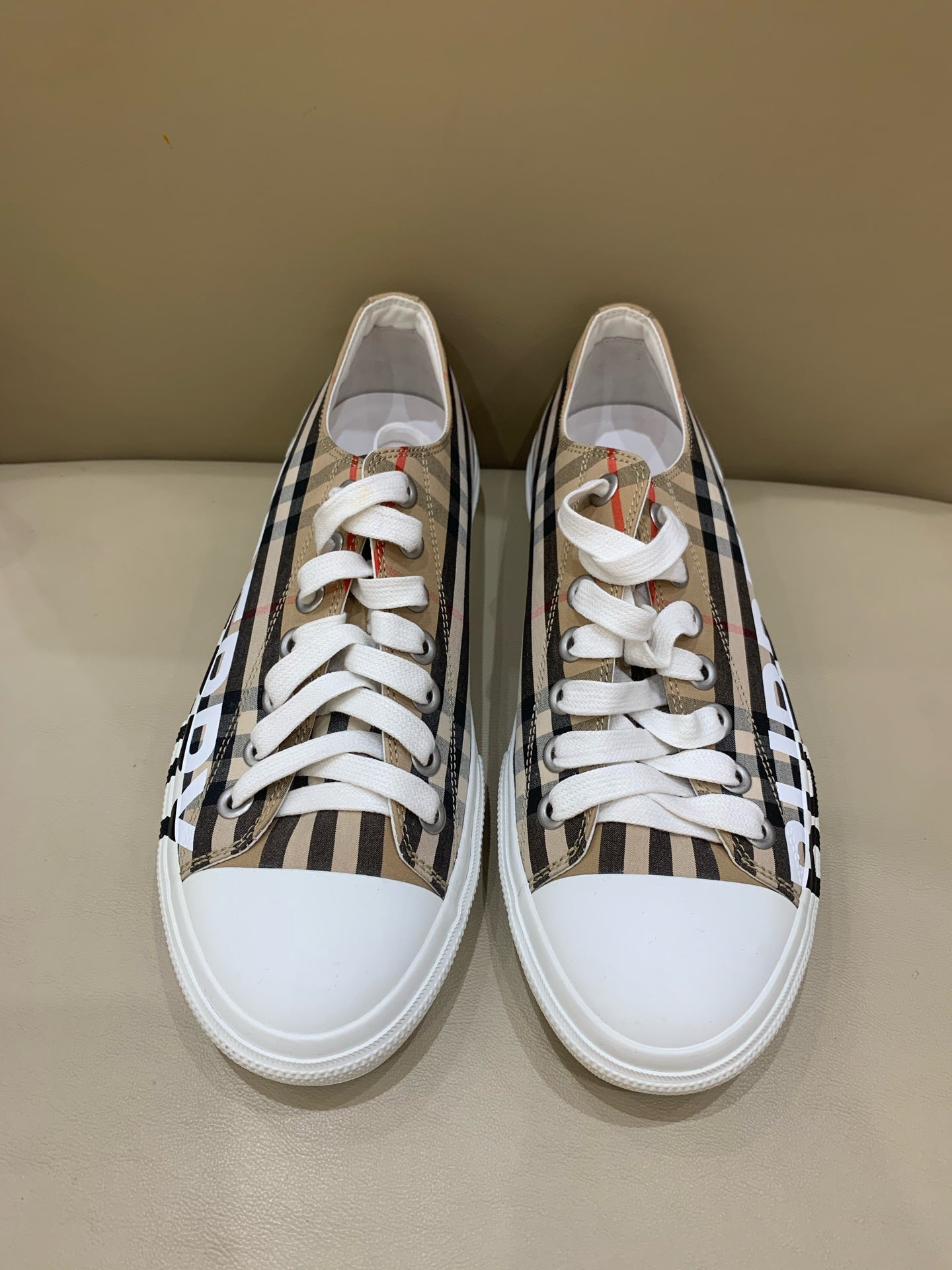 Burberry Beige Skate shoes 40 80505061