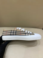 Burberry Beige Skate shoes 40 80505061
