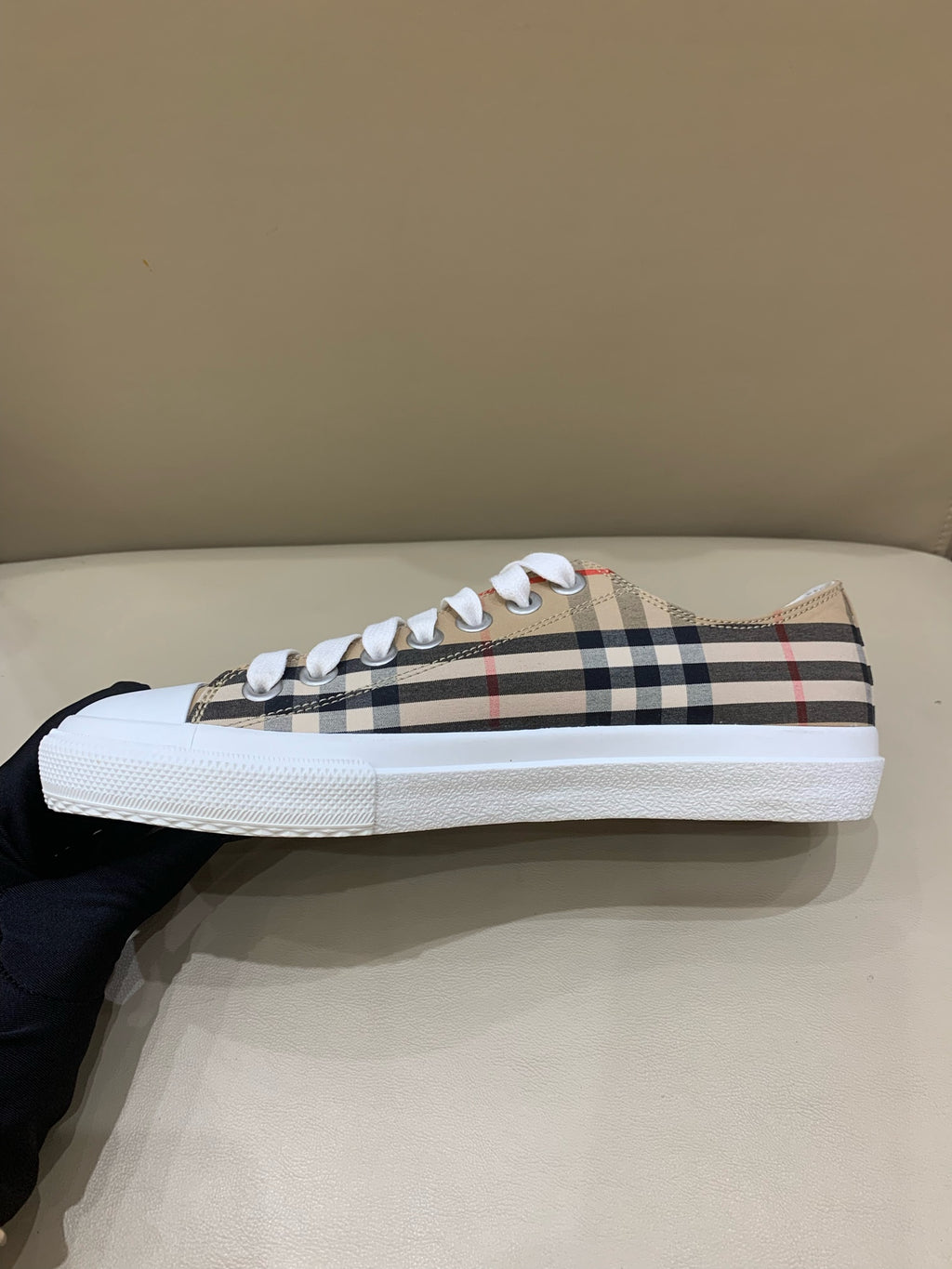 Burberry Beige Skate shoes 40 80505061