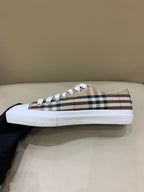 Burberry Beige Skate shoes 40 80505061