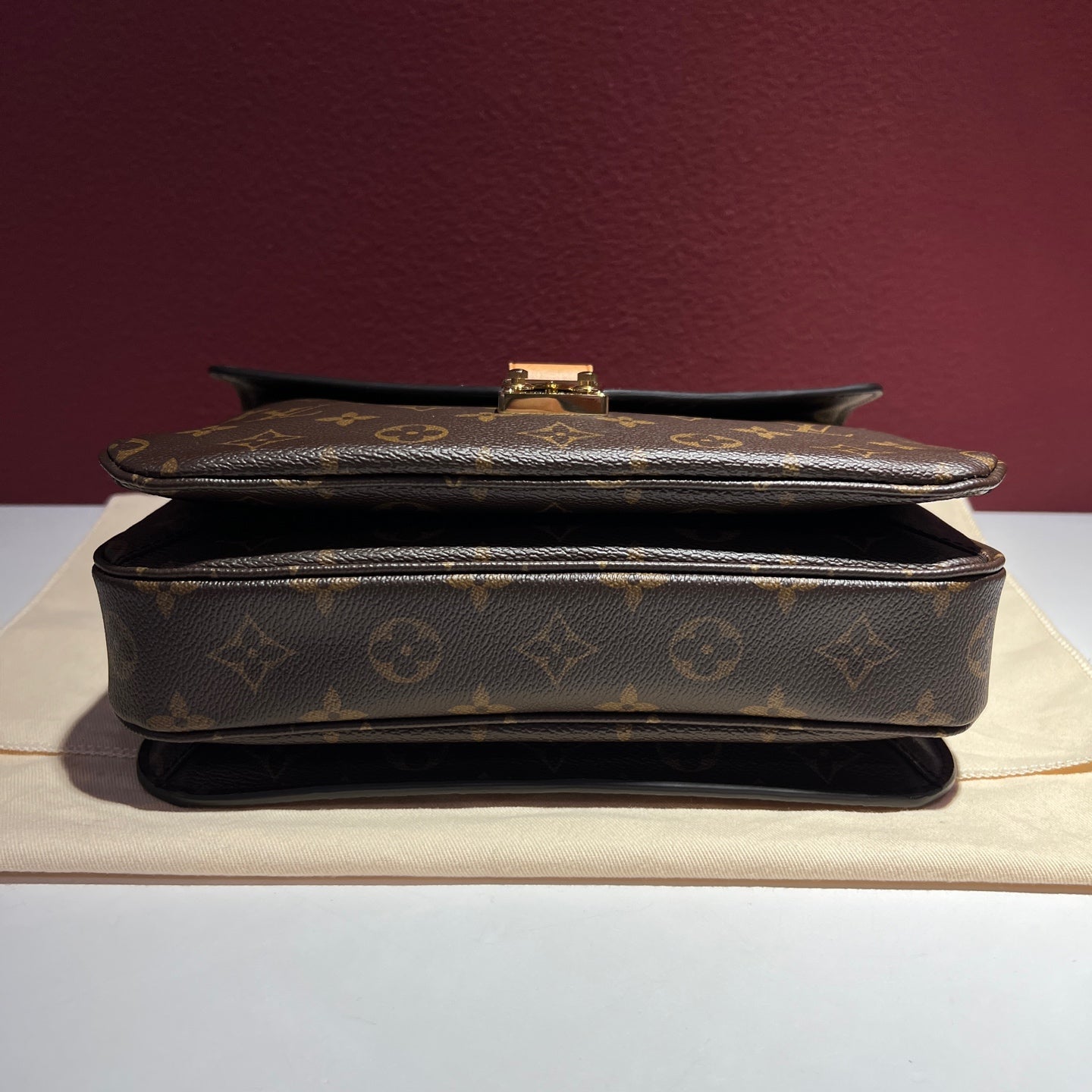 Louis Vuitton Pochette Métis Messenger Bag 25 x 19 x 7 centimeters (length x height x width) M44875