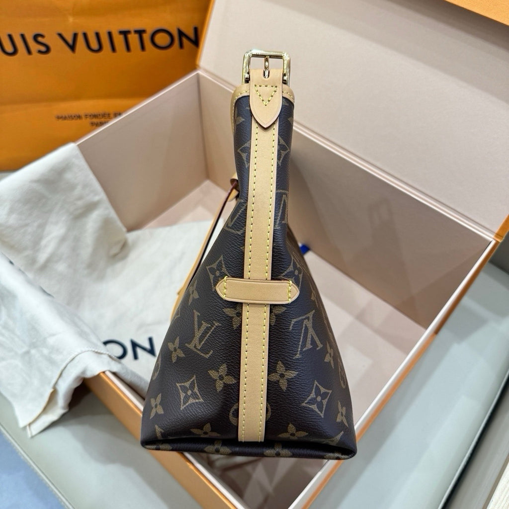 Louis Vuitton Carryall 29 x 24 x 12 M46203