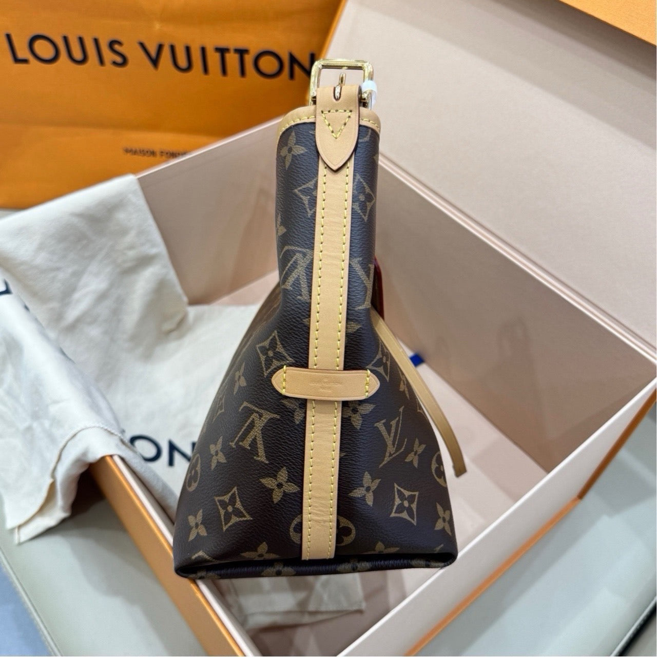 Louis Vuitton Carryall 29 x 24 x 12 M46203
