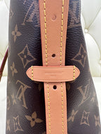 Louis Vuitton Carryall 29 x 24 x 12 M46203