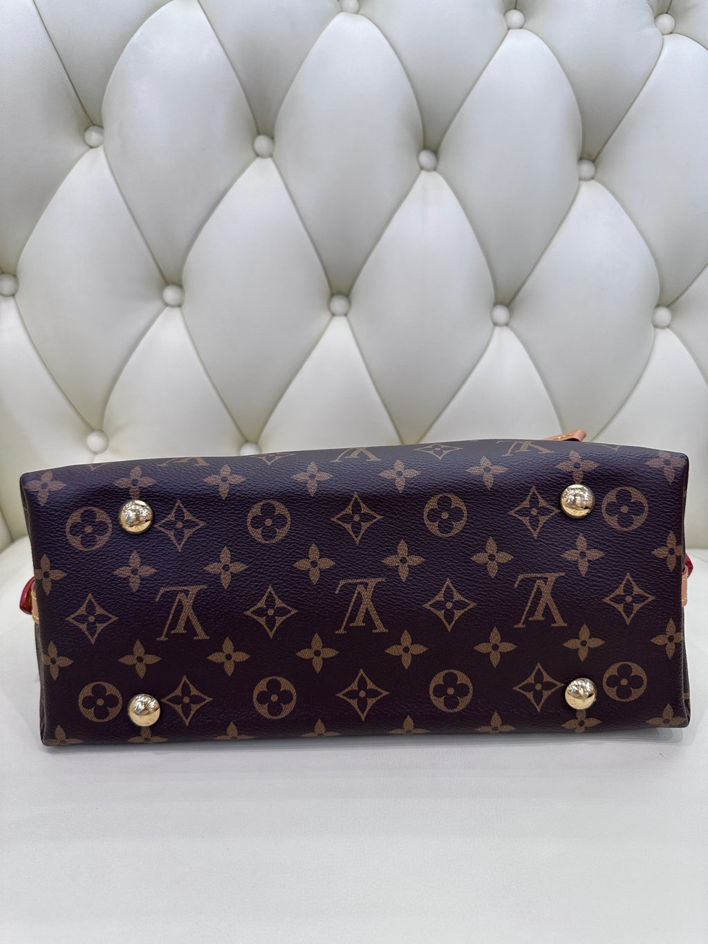 Louis Vuitton Carryall 29 x 24 x 12 M46203