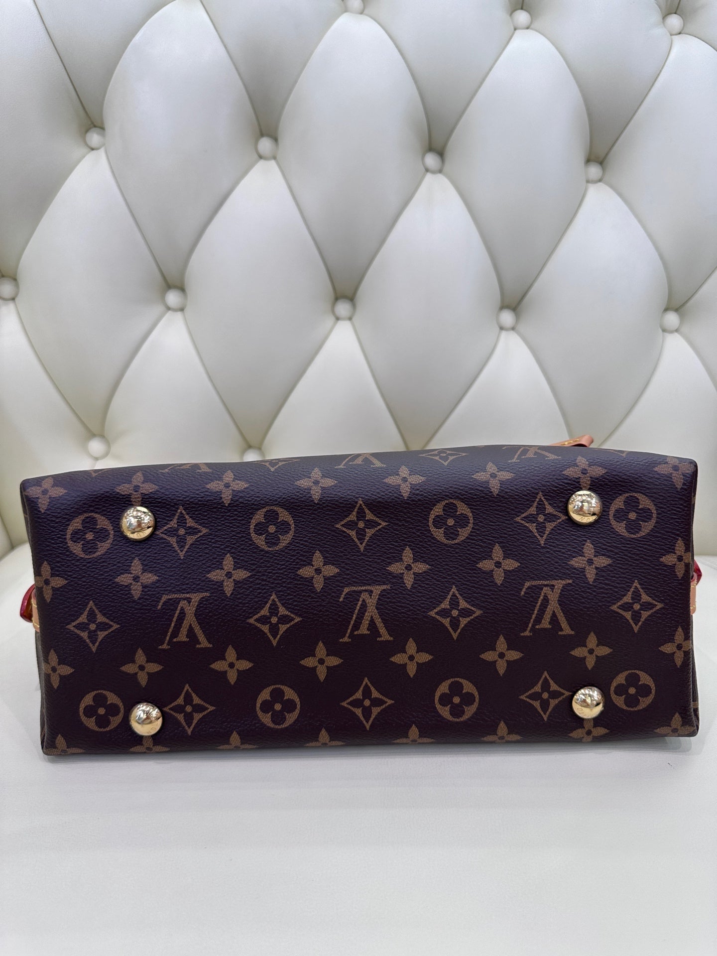 Louis Vuitton Carryall 29 x 24 x 12 M46203