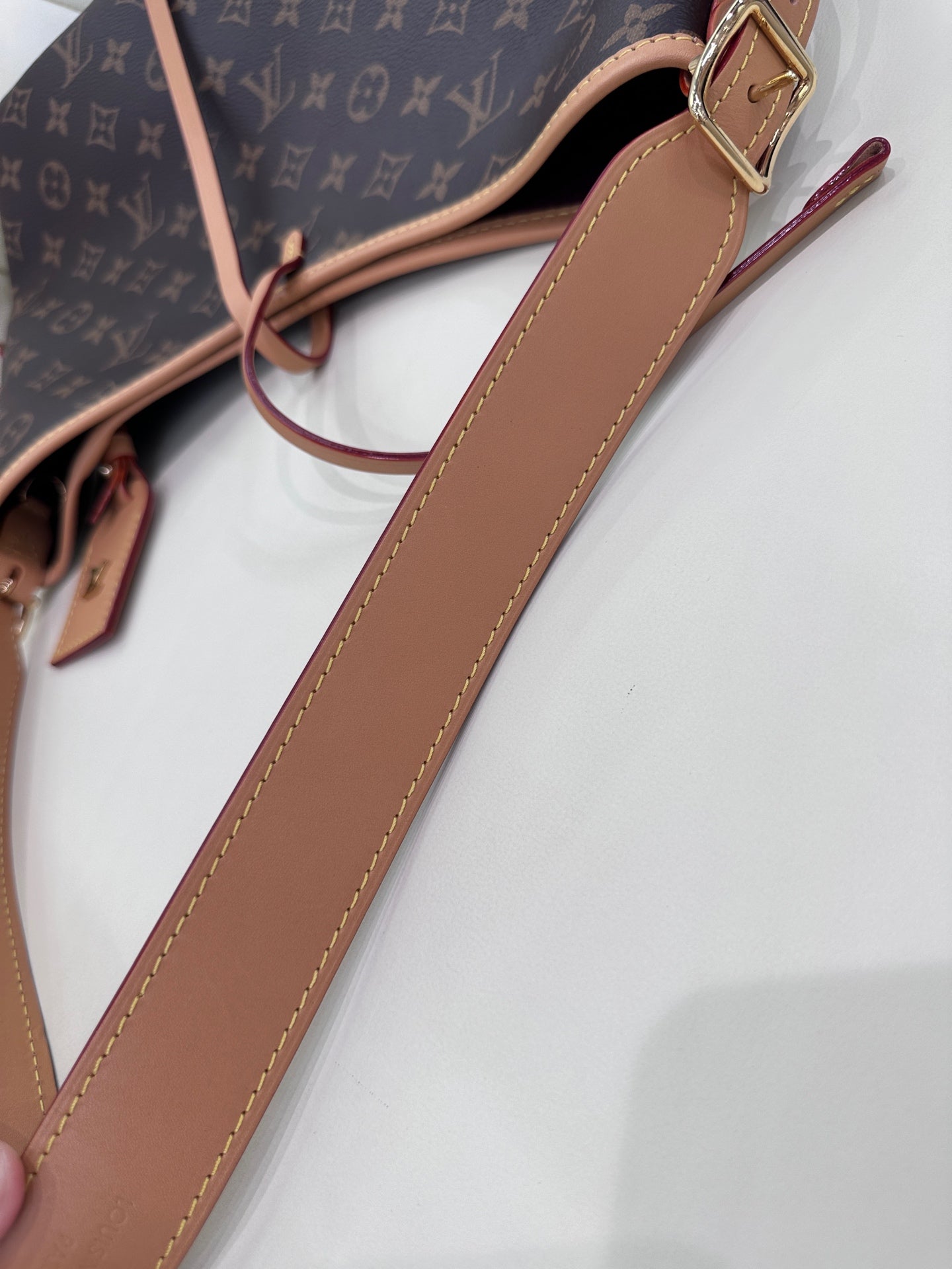 Louis Vuitton Carryall 29 x 24 x 12 M46203