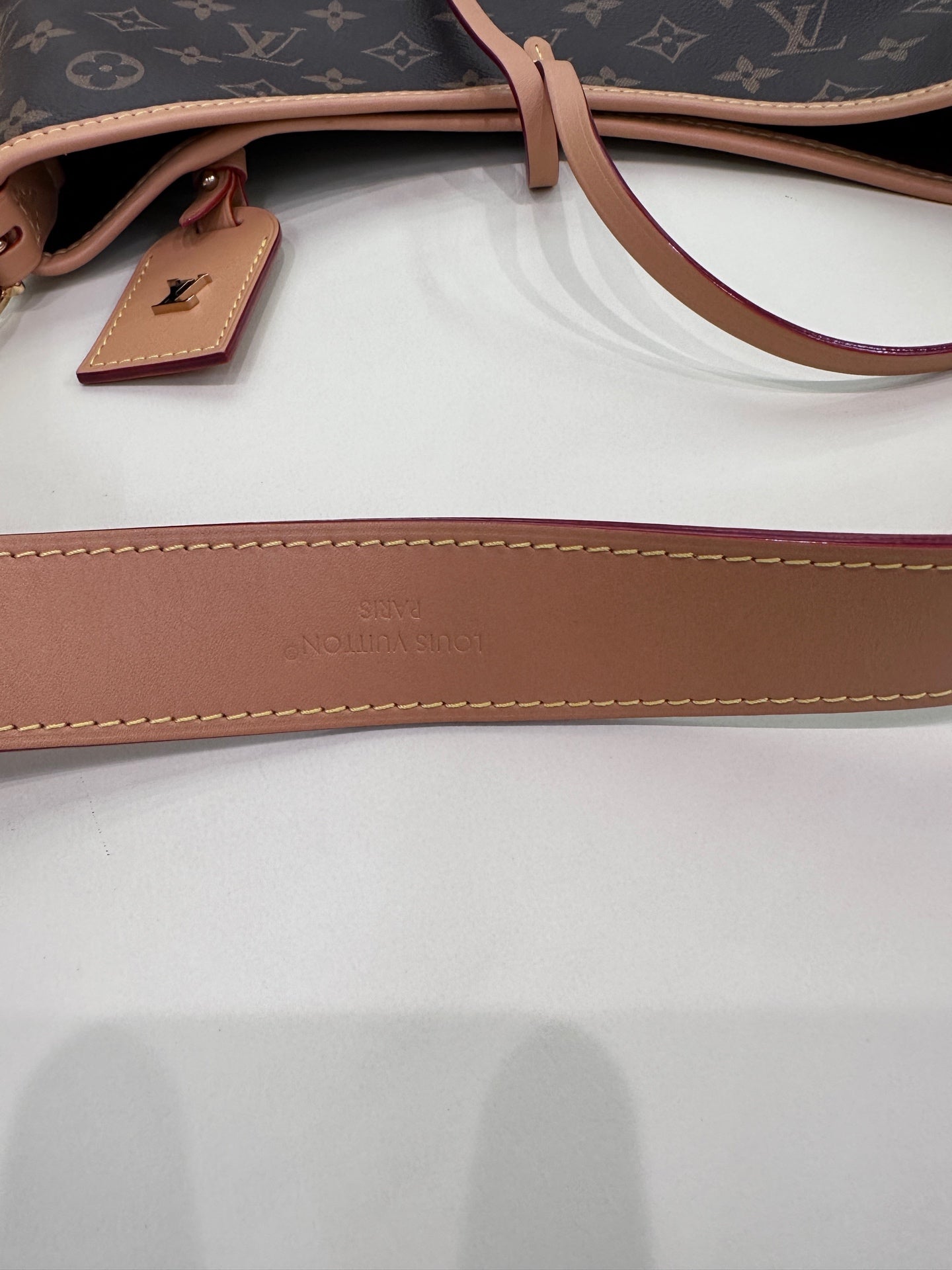 Louis Vuitton Carryall 29 x 24 x 12 M46203