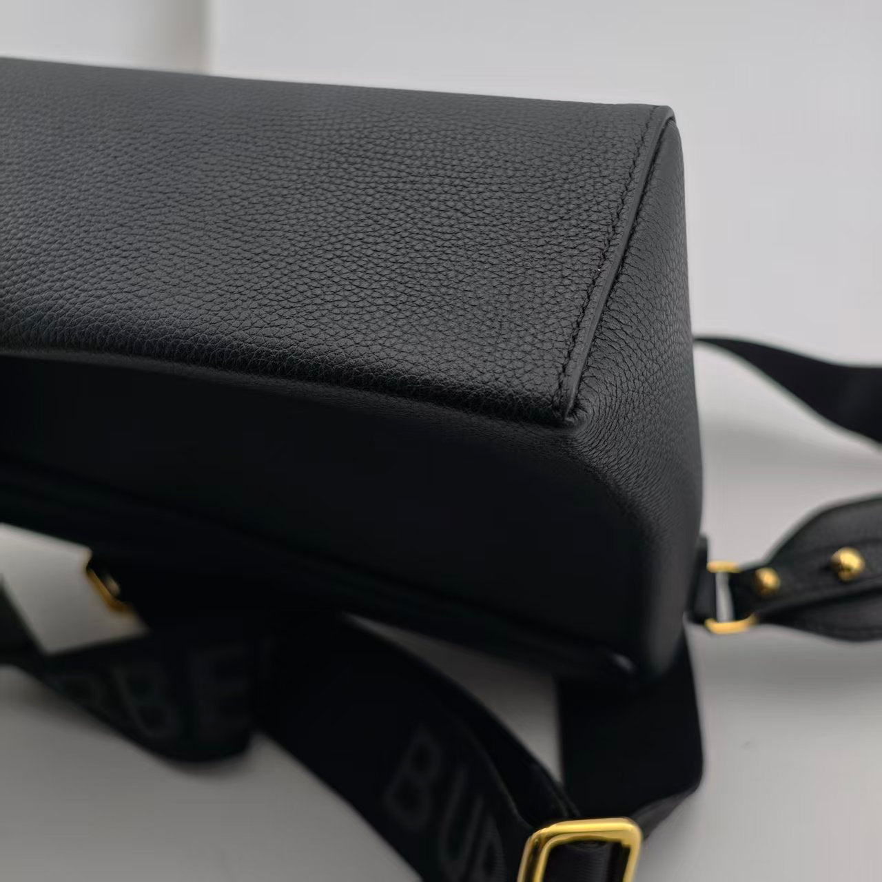 Burberry Note Pack Messenger Bag 80211101