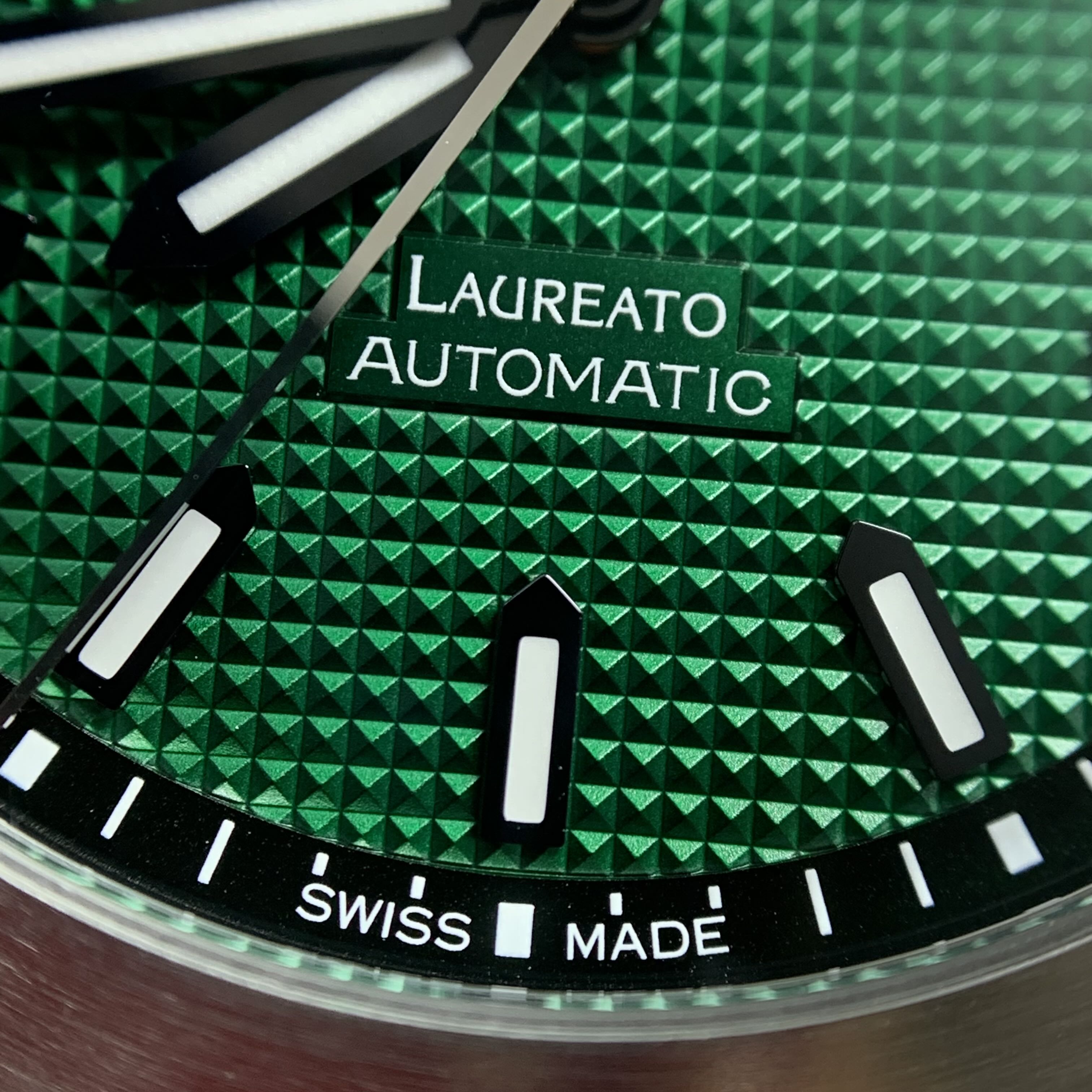 Girard-Perregaux Laureato 42 mm 81010-11-3153-1CM