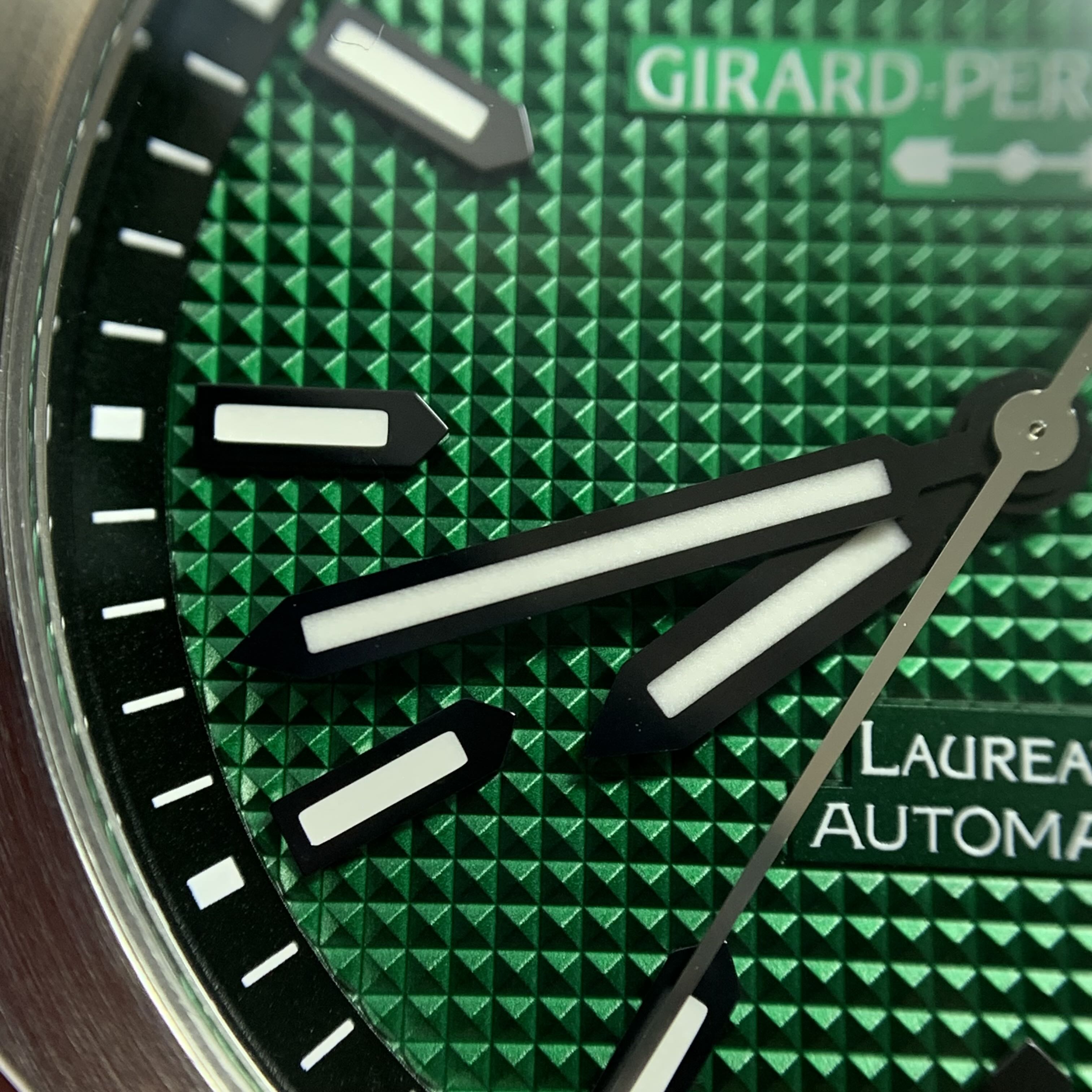Girard-Perregaux Laureato 42 mm 81010-11-3153-1CM