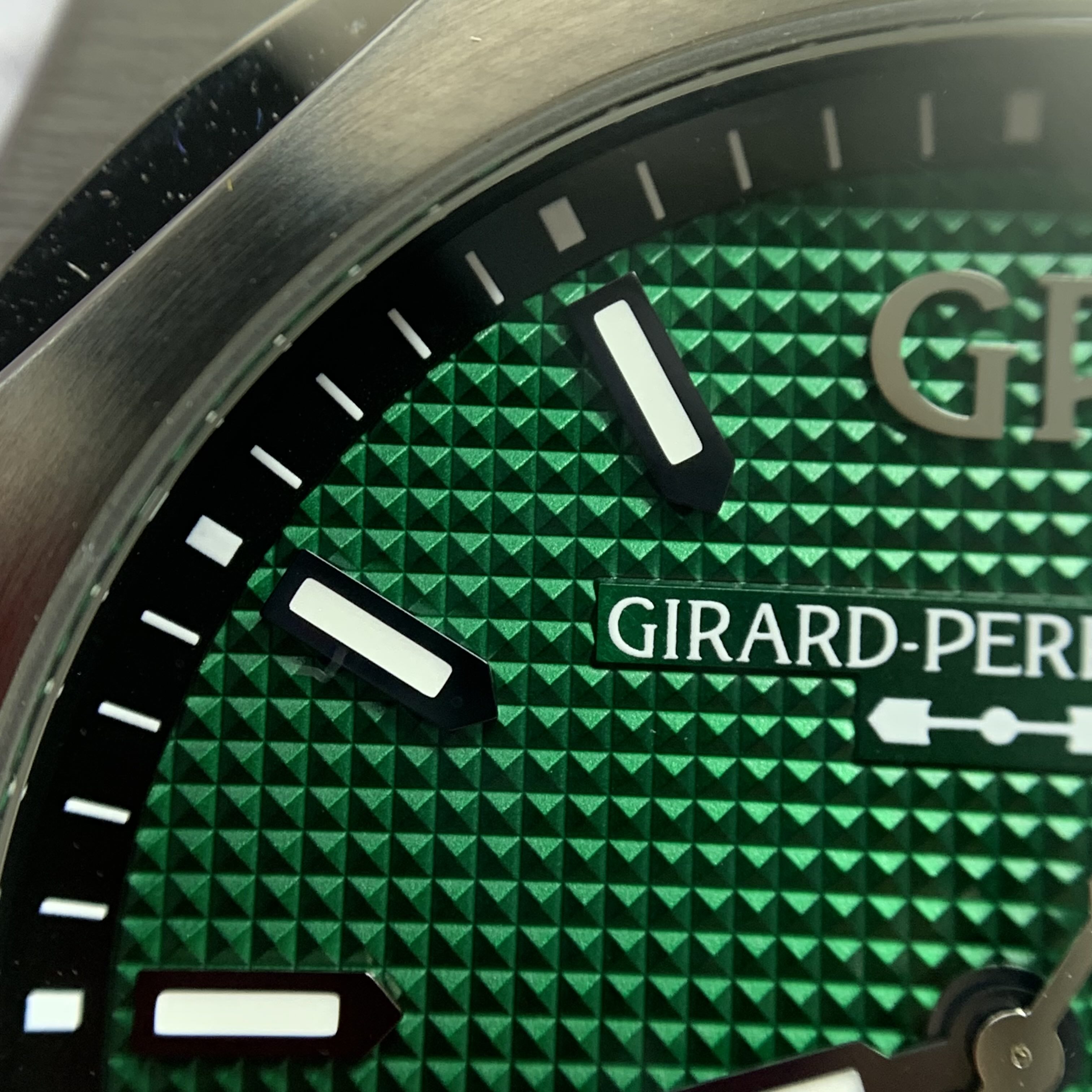 Girard-Perregaux Laureato 42 mm 81010-11-3153-1CM
