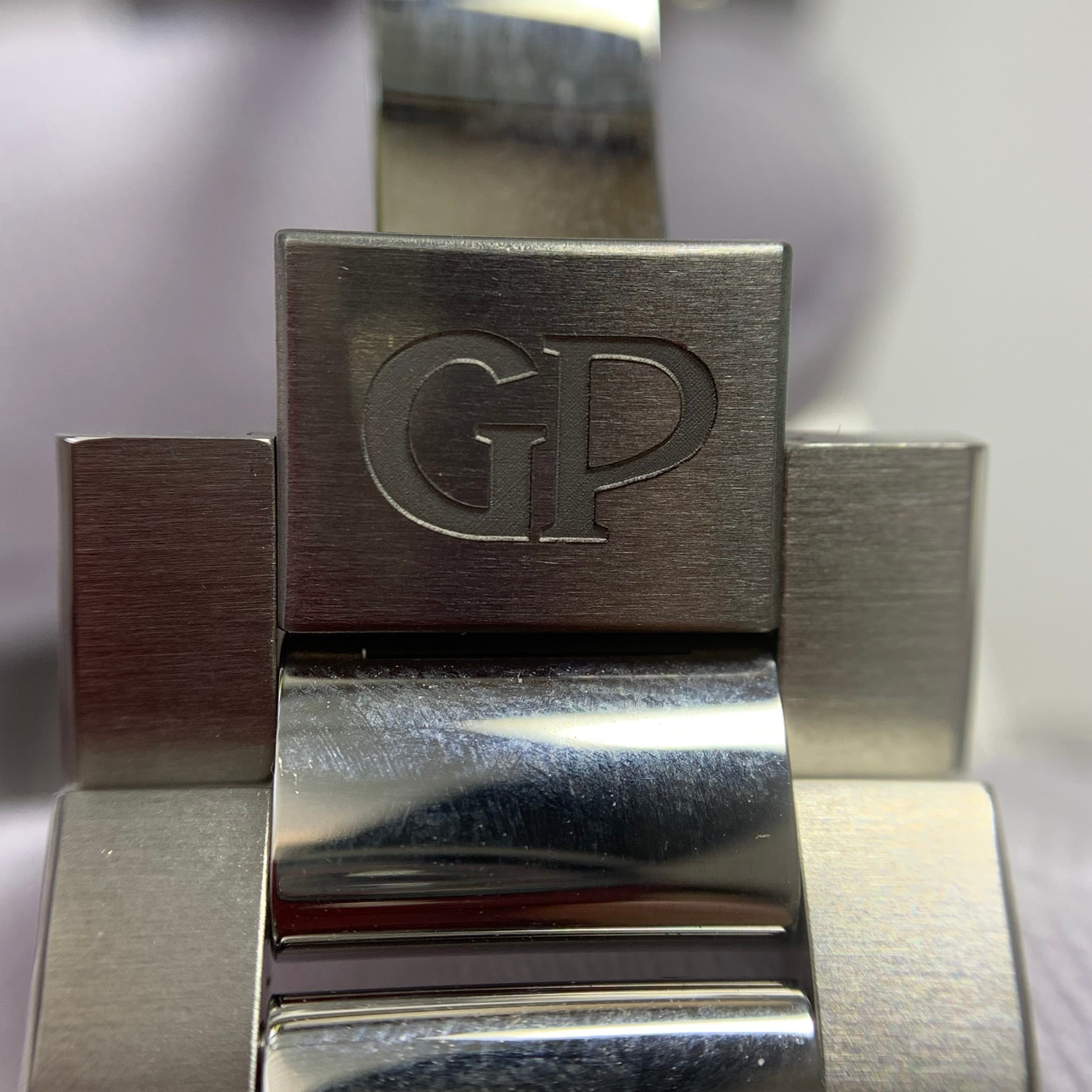 Girard-Perregaux Laureato 42 mm 81010-11-3153-1CM