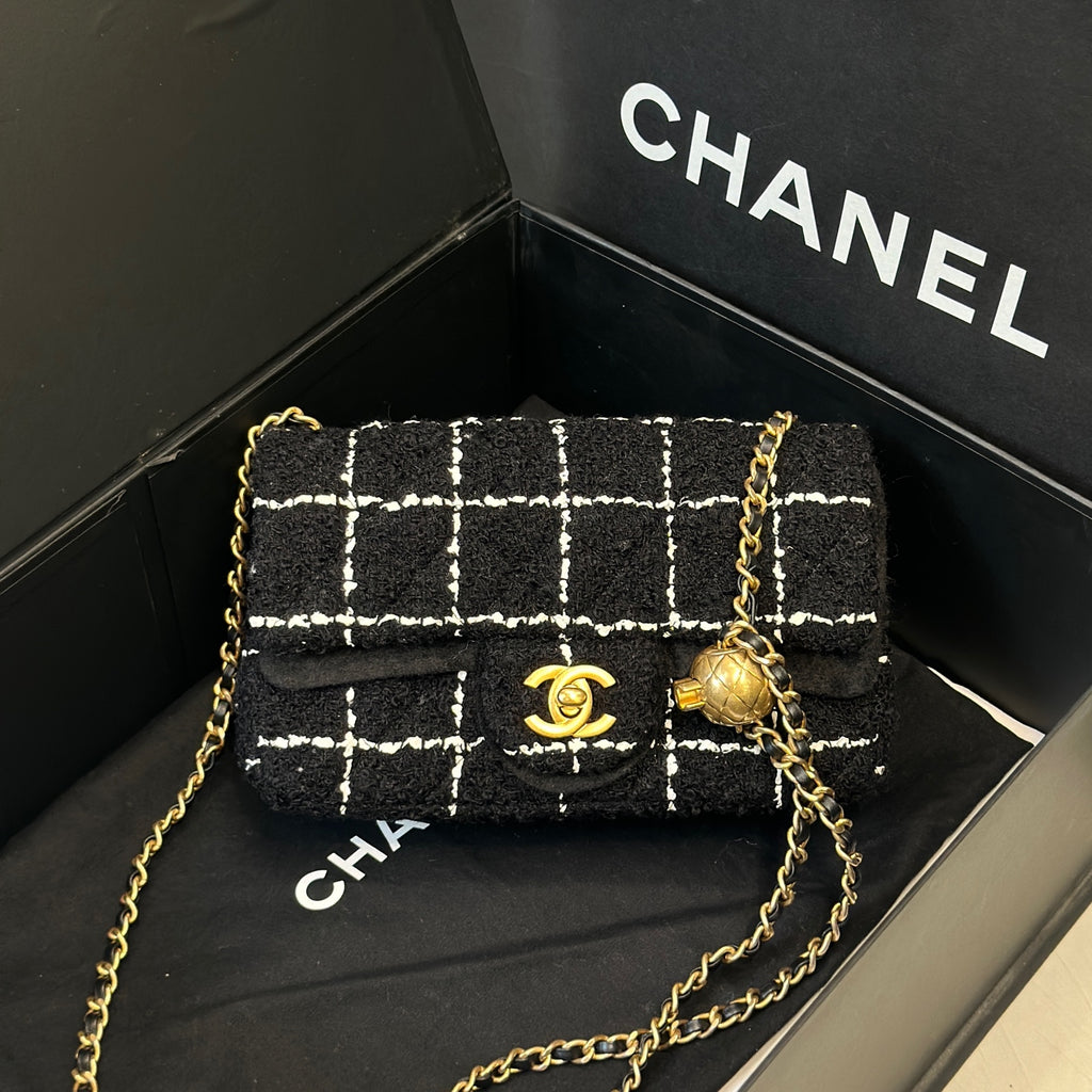 Chanel Mouth cover bag 20×7×13 AS1787-B14718-M9999