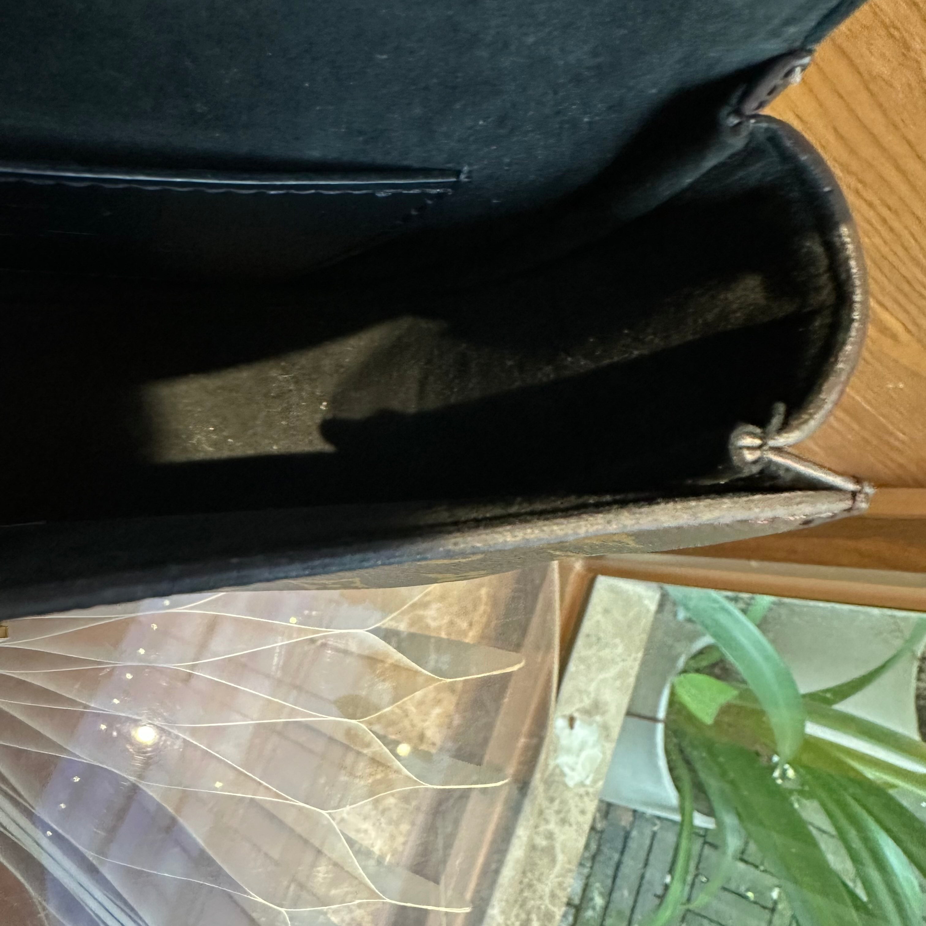Louis Vuitton Tilsitt M46548