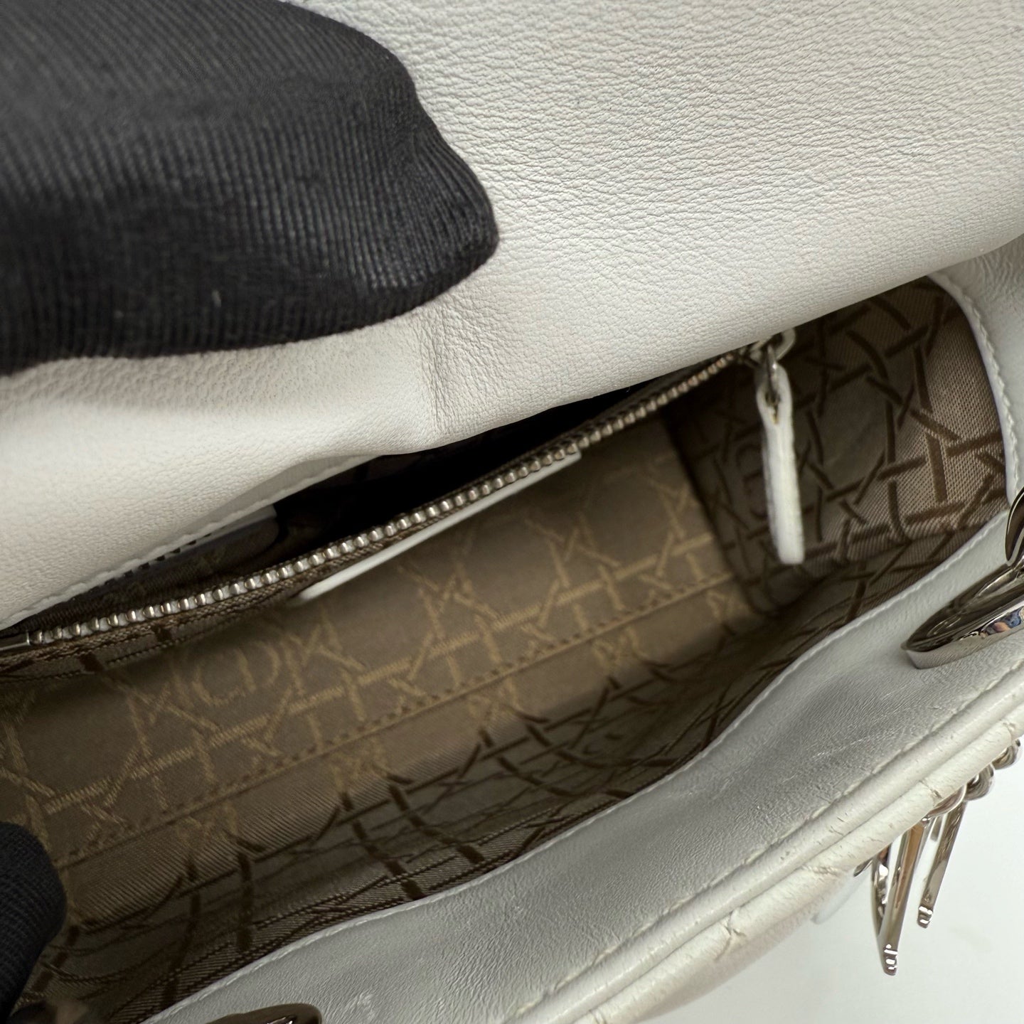 Dior White 17 x 15 x 7 centimeters M0505PCAL-M010